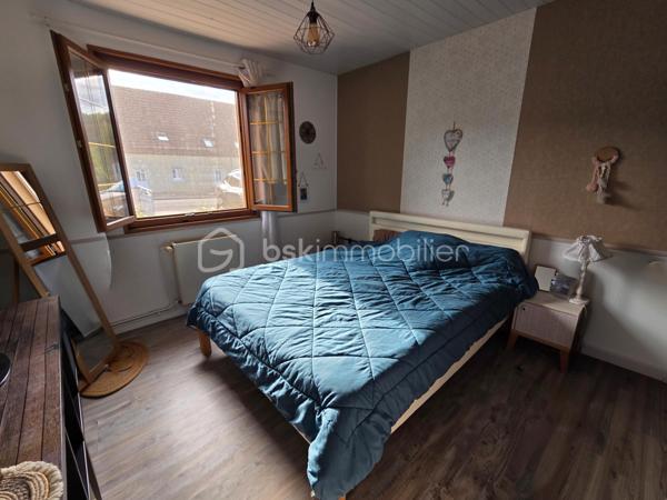 Pavillon de plain pied de 87m² à Sauvigny les Bois
Nichée dans un cadre de campagne, sans vis-à-vis, à proximité du bourg et des services, nous vous présentons cette maison de plain-pied de 87 m² habitables, implantée sur un terrain de 1 080 m², à Sauvigny-les-Bois. Elle propose 4 pièces dont 3 chambres, réparties comme suit : une véranda d'accès, une entrée, un dégagement, une cuisine, un salon-séjour, un wc indépendant, une salle d'eau, ainsi que trois chambres.
En entrant, la véranda avec baie vitrée aluminium dessert une entrée à porte bois 5 points de fermeture, puis un dégagement menant à la cuisine, équipée de 4 meubles bas, d'un plan de travail, de 6 meubles hauts, d'une hotte et d'un four. Vient ensuite un vaste salon-séjour de 27 m², lumineux, agrémenté d'un insert de cheminée et d'une porte-fenêtre avec volet battant. Un wc indépendant et une salle d'eau, avec vasque et colonne de rangement, complètent ce niveau. La maison compte également trois chambres : deux de 10 m² et 13 m², ainsi qu'une troisième de 11 m² avec dressing.
Cette maison bénéficie de deux modes de chauffage : un chauffage au gaz de ville, avec une chaudière de 2021, complété par un insert de cheminée pour les soirées d'hiver au coin du feu. Elle dispose d'huisseries PVC double vitrage, et sa toiture est en tuiles mécaniques béton. Côté assainissement, la maison est raccordée au tout-à-l'égout.
Côté extérieur, profitez d'une véranda d'accueil, d'une grande terrasse avec une partie sous appentis, d'une dépendance de jardin, ainsi que d'un abri de jardin, le tout sur un beau terrain de 1 080 m², sans vis-à-vis..
La maison dispose également d'un parking intérieur, d'un parking extérieur, ainsi que d'un garage de 17 m² avec porte coulissante.
Les plus de cette maison : sa configuration de plain-pied, son double mode de chauffage (gaz de ville et insert de cheminée), son terrain de 1 080 m² sans vis-à-vis dans un cadre de campagne, sa proximité du bourg et des services, sa véranda, son salon séjour avec cheminée, sa cuisine aménagée, ses 3 chambres, son garage de 17 m², ses dépendances et sa terrasse.
Des photos supplémentaires sont disponibles sur BSK IMMOBILIER, rubrique Nos conseillers, Olivier FRESLON.
Pour tout renseignement complémentaire ou pour une visite, contactez-moi.
Une maison de plain-pied au calme de la campagne, à découvrir sans tarder : ne passez pas à côté de cette opportunité à Sauvigny-les-Bois !