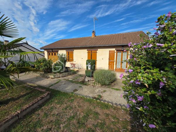 Pavillon de plain pied de 87m² à Sauvigny les Bois
Nichée dans un cadre de campagne, sans vis-à-vis, à proximité du bourg et des services, nous vous présentons cette maison de plain-pied de 87 m² habitables, implantée sur un terrain de 1 080 m², à Sauvigny-les-Bois. Elle propose 4 pièces dont 3 chambres, réparties comme suit : une véranda d'accès, une entrée, un dégagement, une cuisine, un salon-séjour, un wc indépendant, une salle d'eau, ainsi que trois chambres.
En entrant, la véranda avec baie vitrée aluminium dessert une entrée à porte bois 5 points de fermeture, puis un dégagement menant à la cuisine, équipée de 4 meubles bas, d'un plan de travail, de 6 meubles hauts, d'une hotte et d'un four. Vient ensuite un vaste salon-séjour de 27 m², lumineux, agrémenté d'un insert de cheminée et d'une porte-fenêtre avec volet battant. Un wc indépendant et une salle d'eau, avec vasque et colonne de rangement, complètent ce niveau. La maison compte également trois chambres : deux de 10 m² et 13 m², ainsi qu'une troisième de 11 m² avec dressing.
Cette maison bénéficie de deux modes de chauffage : un chauffage au gaz de ville, avec une chaudière de 2021, complété par un insert de cheminée pour les soirées d'hiver au coin du feu. Elle dispose d'huisseries PVC double vitrage, et sa toiture est en tuiles mécaniques béton. Côté assainissement, la maison est raccordée au tout-à-l'égout.
Côté extérieur, profitez d'une véranda d'accueil, d'une grande terrasse avec une partie sous appentis, d'une dépendance de jardin, ainsi que d'un abri de jardin, le tout sur un beau terrain de 1 080 m², sans vis-à-vis..
La maison dispose également d'un parking intérieur, d'un parking extérieur, ainsi que d'un garage de 17 m² avec porte coulissante.
Les plus de cette maison : sa configuration de plain-pied, son double mode de chauffage (gaz de ville et insert de cheminée), son terrain de 1 080 m² sans vis-à-vis dans un cadre de campagne, sa proximité du bourg et des services, sa véranda, son salon séjour avec cheminée, sa cuisine aménagée, ses 3 chambres, son garage de 17 m², ses dépendances et sa terrasse.
Des photos supplémentaires sont disponibles sur BSK IMMOBILIER, rubrique Nos conseillers, Olivier FRESLON.
Pour tout renseignement complémentaire ou pour une visite, contactez-moi.
Une maison de plain-pied au calme de la campagne, à découvrir sans tarder : ne passez pas à côté de cette opportunité à Sauvigny-les-Bois !