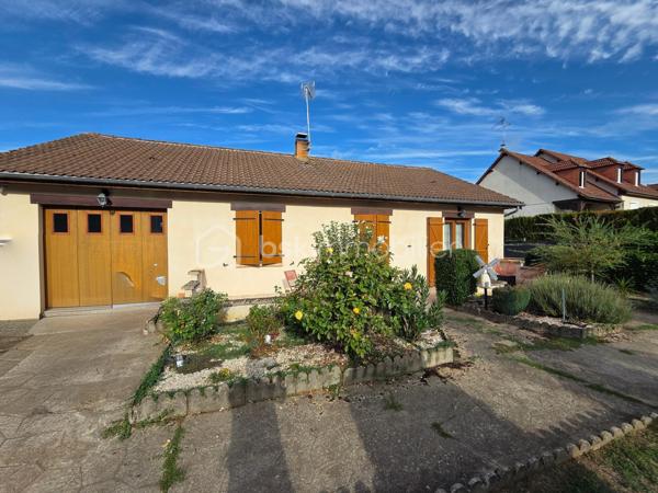 Pavillon de plain pied de 87m² à Sauvigny les Bois
Nichée dans un cadre de campagne, sans vis-à-vis, à proximité du bourg et des services, nous vous présentons cette maison de plain-pied de 87 m² habitables, implantée sur un terrain de 1 080 m², à Sauvigny-les-Bois. Elle propose 4 pièces dont 3 chambres, réparties comme suit : une véranda d'accès, une entrée, un dégagement, une cuisine, un salon-séjour, un wc indépendant, une salle d'eau, ainsi que trois chambres.
En entrant, la véranda avec baie vitrée aluminium dessert une entrée à porte bois 5 points de fermeture, puis un dégagement menant à la cuisine, équipée de 4 meubles bas, d'un plan de travail, de 6 meubles hauts, d'une hotte et d'un four. Vient ensuite un vaste salon-séjour de 27 m², lumineux, agrémenté d'un insert de cheminée et d'une porte-fenêtre avec volet battant. Un wc indépendant et une salle d'eau, avec vasque et colonne de rangement, complètent ce niveau. La maison compte également trois chambres : deux de 10 m² et 13 m², ainsi qu'une troisième de 11 m² avec dressing.
Cette maison bénéficie de deux modes de chauffage : un chauffage au gaz de ville, avec une chaudière de 2021, complété par un insert de cheminée pour les soirées d'hiver au coin du feu. Elle dispose d'huisseries PVC double vitrage, et sa toiture est en tuiles mécaniques béton. Côté assainissement, la maison est raccordée au tout-à-l'égout.
Côté extérieur, profitez d'une véranda d'accueil, d'une grande terrasse avec une partie sous appentis, d'une dépendance de jardin, ainsi que d'un abri de jardin, le tout sur un beau terrain de 1 080 m², sans vis-à-vis..
La maison dispose également d'un parking intérieur, d'un parking extérieur, ainsi que d'un garage de 17 m² avec porte coulissante.
Les plus de cette maison : sa configuration de plain-pied, son double mode de chauffage (gaz de ville et insert de cheminée), son terrain de 1 080 m² sans vis-à-vis dans un cadre de campagne, sa proximité du bourg et des services, sa véranda, son salon séjour avec cheminée, sa cuisine aménagée, ses 3 chambres, son garage de 17 m², ses dépendances et sa terrasse.
Des photos supplémentaires sont disponibles sur BSK IMMOBILIER, rubrique Nos conseillers, Olivier FRESLON.
Pour tout renseignement complémentaire ou pour une visite, contactez-moi.
Une maison de plain-pied au calme de la campagne, à découvrir sans tarder : ne passez pas à côté de cette opportunité à Sauvigny-les-Bois !