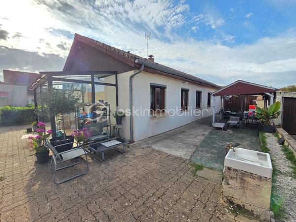 Pavillon de plain pied de 87m² à Sauvigny les Bois
Nichée dans un cadre de campagne, sans vis-à-vis, à proximité du bourg et des services, nous vous présentons cette maison de plain-pied de 87 m² habitables, implantée sur un terrain de 1 080 m², à Sauvigny-les-Bois. Elle propose 4 pièces dont 3 chambres, réparties comme suit : une véranda d'accès, une entrée, un dégagement, une cuisine, un salon-séjour, un wc indépendant, une salle d'eau, ainsi que trois chambres.
En entrant, la véranda avec baie vitrée aluminium dessert une entrée à porte bois 5 points de fermeture, puis un dégagement menant à la cuisine, équipée de 4 meubles bas, d'un plan de travail, de 6 meubles hauts, d'une hotte et d'un four. Vient ensuite un vaste salon-séjour de 27 m², lumineux, agrémenté d'un insert de cheminée et d'une porte-fenêtre avec volet battant. Un wc indépendant et une salle d'eau, avec vasque et colonne de rangement, complètent ce niveau. La maison compte également trois chambres : deux de 10 m² et 13 m², ainsi qu'une troisième de 11 m² avec dressing.
Cette maison bénéficie de deux modes de chauffage : un chauffage au gaz de ville, avec une chaudière de 2021, complété par un insert de cheminée pour les soirées d'hiver au coin du feu. Elle dispose d'huisseries PVC double vitrage, et sa toiture est en tuiles mécaniques béton. Côté assainissement, la maison est raccordée au tout-à-l'égout.
Côté extérieur, profitez d'une véranda d'accueil, d'une grande terrasse avec une partie sous appentis, d'une dépendance de jardin, ainsi que d'un abri de jardin, le tout sur un beau terrain de 1 080 m², sans vis-à-vis..
La maison dispose également d'un parking intérieur, d'un parking extérieur, ainsi que d'un garage de 17 m² avec porte coulissante.
Les plus de cette maison : sa configuration de plain-pied, son double mode de chauffage (gaz de ville et insert de cheminée), son terrain de 1 080 m² sans vis-à-vis dans un cadre de campagne, sa proximité du bourg et des services, sa véranda, son salon séjour avec cheminée, sa cuisine aménagée, ses 3 chambres, son garage de 17 m², ses dépendances et sa terrasse.
Des photos supplémentaires sont disponibles sur BSK IMMOBILIER, rubrique Nos conseillers, Olivier FRESLON.
Pour tout renseignement complémentaire ou pour une visite, contactez-moi.
Une maison de plain-pied au calme de la campagne, à découvrir sans tarder : ne passez pas à côté de cette opportunité à Sauvigny-les-Bois !
