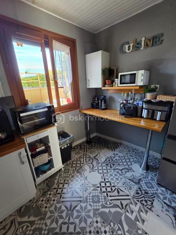 Pavillon de plain pied de 87m² à Sauvigny les Bois
Nichée dans un cadre de campagne, sans vis-à-vis, à proximité du bourg et des services, nous vous présentons cette maison de plain-pied de 87 m² habitables, implantée sur un terrain de 1 080 m², à Sauvigny-les-Bois. Elle propose 4 pièces dont 3 chambres, réparties comme suit : une véranda d'accès, une entrée, un dégagement, une cuisine, un salon-séjour, un wc indépendant, une salle d'eau, ainsi que trois chambres.
En entrant, la véranda avec baie vitrée aluminium dessert une entrée à porte bois 5 points de fermeture, puis un dégagement menant à la cuisine, équipée de 4 meubles bas, d'un plan de travail, de 6 meubles hauts, d'une hotte et d'un four. Vient ensuite un vaste salon-séjour de 27 m², lumineux, agrémenté d'un insert de cheminée et d'une porte-fenêtre avec volet battant. Un wc indépendant et une salle d'eau, avec vasque et colonne de rangement, complètent ce niveau. La maison compte également trois chambres : deux de 10 m² et 13 m², ainsi qu'une troisième de 11 m² avec dressing.
Cette maison bénéficie de deux modes de chauffage : un chauffage au gaz de ville, avec une chaudière de 2021, complété par un insert de cheminée pour les soirées d'hiver au coin du feu. Elle dispose d'huisseries PVC double vitrage, et sa toiture est en tuiles mécaniques béton. Côté assainissement, la maison est raccordée au tout-à-l'égout.
Côté extérieur, profitez d'une véranda d'accueil, d'une grande terrasse avec une partie sous appentis, d'une dépendance de jardin, ainsi que d'un abri de jardin, le tout sur un beau terrain de 1 080 m², sans vis-à-vis..
La maison dispose également d'un parking intérieur, d'un parking extérieur, ainsi que d'un garage de 17 m² avec porte coulissante.
Les plus de cette maison : sa configuration de plain-pied, son double mode de chauffage (gaz de ville et insert de cheminée), son terrain de 1 080 m² sans vis-à-vis dans un cadre de campagne, sa proximité du bourg et des services, sa véranda, son salon séjour avec cheminée, sa cuisine aménagée, ses 3 chambres, son garage de 17 m², ses dépendances et sa terrasse.
Des photos supplémentaires sont disponibles sur BSK IMMOBILIER, rubrique Nos conseillers, Olivier FRESLON.
Pour tout renseignement complémentaire ou pour une visite, contactez-moi.
Une maison de plain-pied au calme de la campagne, à découvrir sans tarder : ne passez pas à côté de cette opportunité à Sauvigny-les-Bois !