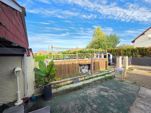 Pavillon de plain pied de 87m² à Sauvigny les Bois
Nichée dans un cadre de campagne, sans vis-à-vis, à proximité du bourg et des services, nous vous présentons cette maison de plain-pied de 87 m² habitables, implantée sur un terrain de 1 080 m², à Sauvigny-les-Bois. Elle propose 4 pièces dont 3 chambres, réparties comme suit : une véranda d'accès, une entrée, un dégagement, une cuisine, un salon-séjour, un wc indépendant, une salle d'eau, ainsi que trois chambres.
En entrant, la véranda avec baie vitrée aluminium dessert une entrée à porte bois 5 points de fermeture, puis un dégagement menant à la cuisine, équipée de 4 meubles bas, d'un plan de travail, de 6 meubles hauts, d'une hotte et d'un four. Vient ensuite un vaste salon-séjour de 27 m², lumineux, agrémenté d'un insert de cheminée et d'une porte-fenêtre avec volet battant. Un wc indépendant et une salle d'eau, avec vasque et colonne de rangement, complètent ce niveau. La maison compte également trois chambres : deux de 10 m² et 13 m², ainsi qu'une troisième de 11 m² avec dressing.
Cette maison bénéficie de deux modes de chauffage : un chauffage au gaz de ville, avec une chaudière de 2021, complété par un insert de cheminée pour les soirées d'hiver au coin du feu. Elle dispose d'huisseries PVC double vitrage, et sa toiture est en tuiles mécaniques béton. Côté assainissement, la maison est raccordée au tout-à-l'égout.
Côté extérieur, profitez d'une véranda d'accueil, d'une grande terrasse avec une partie sous appentis, d'une dépendance de jardin, ainsi que d'un abri de jardin, le tout sur un beau terrain de 1 080 m², sans vis-à-vis..
La maison dispose également d'un parking intérieur, d'un parking extérieur, ainsi que d'un garage de 17 m² avec porte coulissante.
Les plus de cette maison : sa configuration de plain-pied, son double mode de chauffage (gaz de ville et insert de cheminée), son terrain de 1 080 m² sans vis-à-vis dans un cadre de campagne, sa proximité du bourg et des services, sa véranda, son salon séjour avec cheminée, sa cuisine aménagée, ses 3 chambres, son garage de 17 m², ses dépendances et sa terrasse.
Des photos supplémentaires sont disponibles sur BSK IMMOBILIER, rubrique Nos conseillers, Olivier FRESLON.
Pour tout renseignement complémentaire ou pour une visite, contactez-moi.
Une maison de plain-pied au calme de la campagne, à découvrir sans tarder : ne passez pas à côté de cette opportunité à Sauvigny-les-Bois !