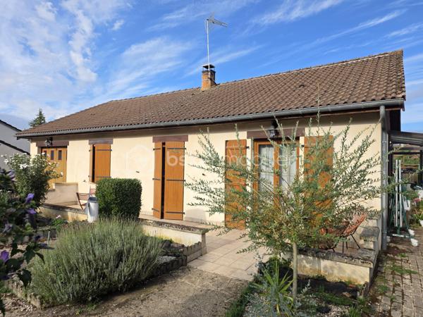Pavillon de plain pied de 87m² à Sauvigny les Bois
Nichée dans un cadre de campagne, sans vis-à-vis, à proximité du bourg et des services, nous vous présentons cette maison de plain-pied de 87 m² habitables, implantée sur un terrain de 1 080 m², à Sauvigny-les-Bois. Elle propose 4 pièces dont 3 chambres, réparties comme suit : une véranda d'accès, une entrée, un dégagement, une cuisine, un salon-séjour, un wc indépendant, une salle d'eau, ainsi que trois chambres.
En entrant, la véranda avec baie vitrée aluminium dessert une entrée à porte bois 5 points de fermeture, puis un dégagement menant à la cuisine, équipée de 4 meubles bas, d'un plan de travail, de 6 meubles hauts, d'une hotte et d'un four. Vient ensuite un vaste salon-séjour de 27 m², lumineux, agrémenté d'un insert de cheminée et d'une porte-fenêtre avec volet battant. Un wc indépendant et une salle d'eau, avec vasque et colonne de rangement, complètent ce niveau. La maison compte également trois chambres : deux de 10 m² et 13 m², ainsi qu'une troisième de 11 m² avec dressing.
Cette maison bénéficie de deux modes de chauffage : un chauffage au gaz de ville, avec une chaudière de 2021, complété par un insert de cheminée pour les soirées d'hiver au coin du feu. Elle dispose d'huisseries PVC double vitrage, et sa toiture est en tuiles mécaniques béton. Côté assainissement, la maison est raccordée au tout-à-l'égout.
Côté extérieur, profitez d'une véranda d'accueil, d'une grande terrasse avec une partie sous appentis, d'une dépendance de jardin, ainsi que d'un abri de jardin, le tout sur un beau terrain de 1 080 m², sans vis-à-vis..
La maison dispose également d'un parking intérieur, d'un parking extérieur, ainsi que d'un garage de 17 m² avec porte coulissante.
Les plus de cette maison : sa configuration de plain-pied, son double mode de chauffage (gaz de ville et insert de cheminée), son terrain de 1 080 m² sans vis-à-vis dans un cadre de campagne, sa proximité du bourg et des services, sa véranda, son salon séjour avec cheminée, sa cuisine aménagée, ses 3 chambres, son garage de 17 m², ses dépendances et sa terrasse.
Des photos supplémentaires sont disponibles sur BSK IMMOBILIER, rubrique Nos conseillers, Olivier FRESLON.
Pour tout renseignement complémentaire ou pour une visite, contactez-moi.
Une maison de plain-pied au calme de la campagne, à découvrir sans tarder : ne passez pas à côté de cette opportunité à Sauvigny-les-Bois !