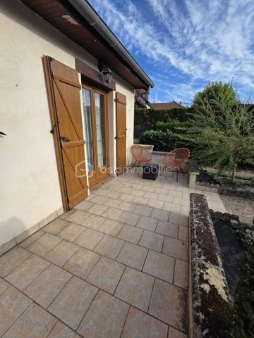 Pavillon de plain pied de 87m² à Sauvigny les Bois
Nichée dans un cadre de campagne, sans vis-à-vis, à proximité du bourg et des services, nous vous présentons cette maison de plain-pied de 87 m² habitables, implantée sur un terrain de 1 080 m², à Sauvigny-les-Bois. Elle propose 4 pièces dont 3 chambres, réparties comme suit : une véranda d'accès, une entrée, un dégagement, une cuisine, un salon-séjour, un wc indépendant, une salle d'eau, ainsi que trois chambres.
En entrant, la véranda avec baie vitrée aluminium dessert une entrée à porte bois 5 points de fermeture, puis un dégagement menant à la cuisine, équipée de 4 meubles bas, d'un plan de travail, de 6 meubles hauts, d'une hotte et d'un four. Vient ensuite un vaste salon-séjour de 27 m², lumineux, agrémenté d'un insert de cheminée et d'une porte-fenêtre avec volet battant. Un wc indépendant et une salle d'eau, avec vasque et colonne de rangement, complètent ce niveau. La maison compte également trois chambres : deux de 10 m² et 13 m², ainsi qu'une troisième de 11 m² avec dressing.
Cette maison bénéficie de deux modes de chauffage : un chauffage au gaz de ville, avec une chaudière de 2021, complété par un insert de cheminée pour les soirées d'hiver au coin du feu. Elle dispose d'huisseries PVC double vitrage, et sa toiture est en tuiles mécaniques béton. Côté assainissement, la maison est raccordée au tout-à-l'égout.
Côté extérieur, profitez d'une véranda d'accueil, d'une grande terrasse avec une partie sous appentis, d'une dépendance de jardin, ainsi que d'un abri de jardin, le tout sur un beau terrain de 1 080 m², sans vis-à-vis..
La maison dispose également d'un parking intérieur, d'un parking extérieur, ainsi que d'un garage de 17 m² avec porte coulissante.
Les plus de cette maison : sa configuration de plain-pied, son double mode de chauffage (gaz de ville et insert de cheminée), son terrain de 1 080 m² sans vis-à-vis dans un cadre de campagne, sa proximité du bourg et des services, sa véranda, son salon séjour avec cheminée, sa cuisine aménagée, ses 3 chambres, son garage de 17 m², ses dépendances et sa terrasse.
Des photos supplémentaires sont disponibles sur BSK IMMOBILIER, rubrique Nos conseillers, Olivier FRESLON.
Pour tout renseignement complémentaire ou pour une visite, contactez-moi.
Une maison de plain-pied au calme de la campagne, à découvrir sans tarder : ne passez pas à côté de cette opportunité à Sauvigny-les-Bois !