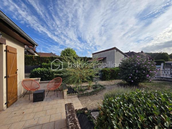 Pavillon de plain pied de 87m² à Sauvigny les Bois
Nichée dans un cadre de campagne, sans vis-à-vis, à proximité du bourg et des services, nous vous présentons cette maison de plain-pied de 87 m² habitables, implantée sur un terrain de 1 080 m², à Sauvigny-les-Bois. Elle propose 4 pièces dont 3 chambres, réparties comme suit : une véranda d'accès, une entrée, un dégagement, une cuisine, un salon-séjour, un wc indépendant, une salle d'eau, ainsi que trois chambres.
En entrant, la véranda avec baie vitrée aluminium dessert une entrée à porte bois 5 points de fermeture, puis un dégagement menant à la cuisine, équipée de 4 meubles bas, d'un plan de travail, de 6 meubles hauts, d'une hotte et d'un four. Vient ensuite un vaste salon-séjour de 27 m², lumineux, agrémenté d'un insert de cheminée et d'une porte-fenêtre avec volet battant. Un wc indépendant et une salle d'eau, avec vasque et colonne de rangement, complètent ce niveau. La maison compte également trois chambres : deux de 10 m² et 13 m², ainsi qu'une troisième de 11 m² avec dressing.
Cette maison bénéficie de deux modes de chauffage : un chauffage au gaz de ville, avec une chaudière de 2021, complété par un insert de cheminée pour les soirées d'hiver au coin du feu. Elle dispose d'huisseries PVC double vitrage, et sa toiture est en tuiles mécaniques béton. Côté assainissement, la maison est raccordée au tout-à-l'égout.
Côté extérieur, profitez d'une véranda d'accueil, d'une grande terrasse avec une partie sous appentis, d'une dépendance de jardin, ainsi que d'un abri de jardin, le tout sur un beau terrain de 1 080 m², sans vis-à-vis..
La maison dispose également d'un parking intérieur, d'un parking extérieur, ainsi que d'un garage de 17 m² avec porte coulissante.
Les plus de cette maison : sa configuration de plain-pied, son double mode de chauffage (gaz de ville et insert de cheminée), son terrain de 1 080 m² sans vis-à-vis dans un cadre de campagne, sa proximité du bourg et des services, sa véranda, son salon séjour avec cheminée, sa cuisine aménagée, ses 3 chambres, son garage de 17 m², ses dépendances et sa terrasse.
Des photos supplémentaires sont disponibles sur BSK IMMOBILIER, rubrique Nos conseillers, Olivier FRESLON.
Pour tout renseignement complémentaire ou pour une visite, contactez-moi.
Une maison de plain-pied au calme de la campagne, à découvrir sans tarder : ne passez pas à côté de cette opportunité à Sauvigny-les-Bois !