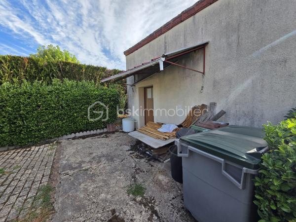 Pavillon de plain pied de 87m² à Sauvigny les Bois
Nichée dans un cadre de campagne, sans vis-à-vis, à proximité du bourg et des services, nous vous présentons cette maison de plain-pied de 87 m² habitables, implantée sur un terrain de 1 080 m², à Sauvigny-les-Bois. Elle propose 4 pièces dont 3 chambres, réparties comme suit : une véranda d'accès, une entrée, un dégagement, une cuisine, un salon-séjour, un wc indépendant, une salle d'eau, ainsi que trois chambres.
En entrant, la véranda avec baie vitrée aluminium dessert une entrée à porte bois 5 points de fermeture, puis un dégagement menant à la cuisine, équipée de 4 meubles bas, d'un plan de travail, de 6 meubles hauts, d'une hotte et d'un four. Vient ensuite un vaste salon-séjour de 27 m², lumineux, agrémenté d'un insert de cheminée et d'une porte-fenêtre avec volet battant. Un wc indépendant et une salle d'eau, avec vasque et colonne de rangement, complètent ce niveau. La maison compte également trois chambres : deux de 10 m² et 13 m², ainsi qu'une troisième de 11 m² avec dressing.
Cette maison bénéficie de deux modes de chauffage : un chauffage au gaz de ville, avec une chaudière de 2021, complété par un insert de cheminée pour les soirées d'hiver au coin du feu. Elle dispose d'huisseries PVC double vitrage, et sa toiture est en tuiles mécaniques béton. Côté assainissement, la maison est raccordée au tout-à-l'égout.
Côté extérieur, profitez d'une véranda d'accueil, d'une grande terrasse avec une partie sous appentis, d'une dépendance de jardin, ainsi que d'un abri de jardin, le tout sur un beau terrain de 1 080 m², sans vis-à-vis..
La maison dispose également d'un parking intérieur, d'un parking extérieur, ainsi que d'un garage de 17 m² avec porte coulissante.
Les plus de cette maison : sa configuration de plain-pied, son double mode de chauffage (gaz de ville et insert de cheminée), son terrain de 1 080 m² sans vis-à-vis dans un cadre de campagne, sa proximité du bourg et des services, sa véranda, son salon séjour avec cheminée, sa cuisine aménagée, ses 3 chambres, son garage de 17 m², ses dépendances et sa terrasse.
Des photos supplémentaires sont disponibles sur BSK IMMOBILIER, rubrique Nos conseillers, Olivier FRESLON.
Pour tout renseignement complémentaire ou pour une visite, contactez-moi.
Une maison de plain-pied au calme de la campagne, à découvrir sans tarder : ne passez pas à côté de cette opportunité à Sauvigny-les-Bois !