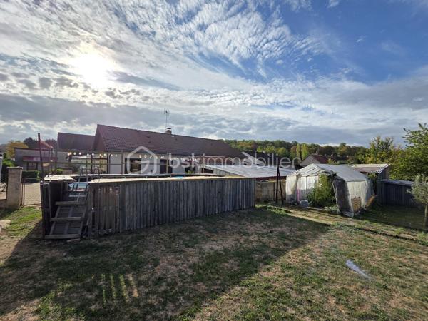 Pavillon de plain pied de 87m² à Sauvigny les Bois
Nichée dans un cadre de campagne, sans vis-à-vis, à proximité du bourg et des services, nous vous présentons cette maison de plain-pied de 87 m² habitables, implantée sur un terrain de 1 080 m², à Sauvigny-les-Bois. Elle propose 4 pièces dont 3 chambres, réparties comme suit : une véranda d'accès, une entrée, un dégagement, une cuisine, un salon-séjour, un wc indépendant, une salle d'eau, ainsi que trois chambres.
En entrant, la véranda avec baie vitrée aluminium dessert une entrée à porte bois 5 points de fermeture, puis un dégagement menant à la cuisine, équipée de 4 meubles bas, d'un plan de travail, de 6 meubles hauts, d'une hotte et d'un four. Vient ensuite un vaste salon-séjour de 27 m², lumineux, agrémenté d'un insert de cheminée et d'une porte-fenêtre avec volet battant. Un wc indépendant et une salle d'eau, avec vasque et colonne de rangement, complètent ce niveau. La maison compte également trois chambres : deux de 10 m² et 13 m², ainsi qu'une troisième de 11 m² avec dressing.
Cette maison bénéficie de deux modes de chauffage : un chauffage au gaz de ville, avec une chaudière de 2021, complété par un insert de cheminée pour les soirées d'hiver au coin du feu. Elle dispose d'huisseries PVC double vitrage, et sa toiture est en tuiles mécaniques béton. Côté assainissement, la maison est raccordée au tout-à-l'égout.
Côté extérieur, profitez d'une véranda d'accueil, d'une grande terrasse avec une partie sous appentis, d'une dépendance de jardin, ainsi que d'un abri de jardin, le tout sur un beau terrain de 1 080 m², sans vis-à-vis..
La maison dispose également d'un parking intérieur, d'un parking extérieur, ainsi que d'un garage de 17 m² avec porte coulissante.
Les plus de cette maison : sa configuration de plain-pied, son double mode de chauffage (gaz de ville et insert de cheminée), son terrain de 1 080 m² sans vis-à-vis dans un cadre de campagne, sa proximité du bourg et des services, sa véranda, son salon séjour avec cheminée, sa cuisine aménagée, ses 3 chambres, son garage de 17 m², ses dépendances et sa terrasse.
Des photos supplémentaires sont disponibles sur BSK IMMOBILIER, rubrique Nos conseillers, Olivier FRESLON.
Pour tout renseignement complémentaire ou pour une visite, contactez-moi.
Une maison de plain-pied au calme de la campagne, à découvrir sans tarder : ne passez pas à côté de cette opportunité à Sauvigny-les-Bois !