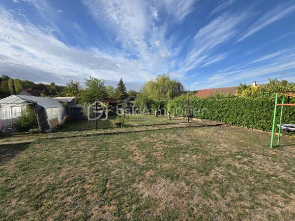 Pavillon de plain pied de 87m² à Sauvigny les Bois
Nichée dans un cadre de campagne, sans vis-à-vis, à proximité du bourg et des services, nous vous présentons cette maison de plain-pied de 87 m² habitables, implantée sur un terrain de 1 080 m², à Sauvigny-les-Bois. Elle propose 4 pièces dont 3 chambres, réparties comme suit : une véranda d'accès, une entrée, un dégagement, une cuisine, un salon-séjour, un wc indépendant, une salle d'eau, ainsi que trois chambres.
En entrant, la véranda avec baie vitrée aluminium dessert une entrée à porte bois 5 points de fermeture, puis un dégagement menant à la cuisine, équipée de 4 meubles bas, d'un plan de travail, de 6 meubles hauts, d'une hotte et d'un four. Vient ensuite un vaste salon-séjour de 27 m², lumineux, agrémenté d'un insert de cheminée et d'une porte-fenêtre avec volet battant. Un wc indépendant et une salle d'eau, avec vasque et colonne de rangement, complètent ce niveau. La maison compte également trois chambres : deux de 10 m² et 13 m², ainsi qu'une troisième de 11 m² avec dressing.
Cette maison bénéficie de deux modes de chauffage : un chauffage au gaz de ville, avec une chaudière de 2021, complété par un insert de cheminée pour les soirées d'hiver au coin du feu. Elle dispose d'huisseries PVC double vitrage, et sa toiture est en tuiles mécaniques béton. Côté assainissement, la maison est raccordée au tout-à-l'égout.
Côté extérieur, profitez d'une véranda d'accueil, d'une grande terrasse avec une partie sous appentis, d'une dépendance de jardin, ainsi que d'un abri de jardin, le tout sur un beau terrain de 1 080 m², sans vis-à-vis..
La maison dispose également d'un parking intérieur, d'un parking extérieur, ainsi que d'un garage de 17 m² avec porte coulissante.
Les plus de cette maison : sa configuration de plain-pied, son double mode de chauffage (gaz de ville et insert de cheminée), son terrain de 1 080 m² sans vis-à-vis dans un cadre de campagne, sa proximité du bourg et des services, sa véranda, son salon séjour avec cheminée, sa cuisine aménagée, ses 3 chambres, son garage de 17 m², ses dépendances et sa terrasse.
Des photos supplémentaires sont disponibles sur BSK IMMOBILIER, rubrique Nos conseillers, Olivier FRESLON.
Pour tout renseignement complémentaire ou pour une visite, contactez-moi.
Une maison de plain-pied au calme de la campagne, à découvrir sans tarder : ne passez pas à côté de cette opportunité à Sauvigny-les-Bois !