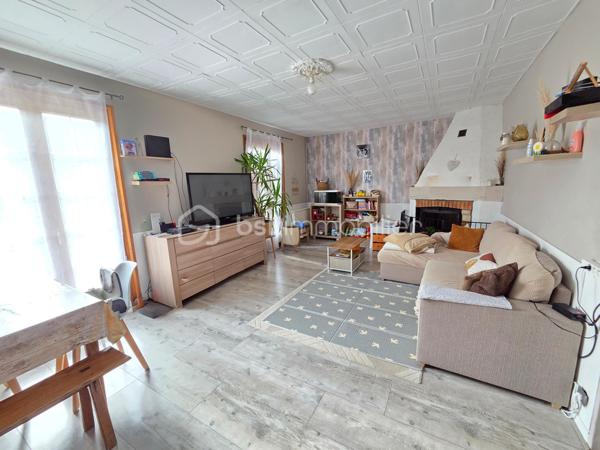 Pavillon de plain pied de 87m² à Sauvigny les Bois
Nichée dans un cadre de campagne, sans vis-à-vis, à proximité du bourg et des services, nous vous présentons cette maison de plain-pied de 87 m² habitables, implantée sur un terrain de 1 080 m², à Sauvigny-les-Bois. Elle propose 4 pièces dont 3 chambres, réparties comme suit : une véranda d'accès, une entrée, un dégagement, une cuisine, un salon-séjour, un wc indépendant, une salle d'eau, ainsi que trois chambres.
En entrant, la véranda avec baie vitrée aluminium dessert une entrée à porte bois 5 points de fermeture, puis un dégagement menant à la cuisine, équipée de 4 meubles bas, d'un plan de travail, de 6 meubles hauts, d'une hotte et d'un four. Vient ensuite un vaste salon-séjour de 27 m², lumineux, agrémenté d'un insert de cheminée et d'une porte-fenêtre avec volet battant. Un wc indépendant et une salle d'eau, avec vasque et colonne de rangement, complètent ce niveau. La maison compte également trois chambres : deux de 10 m² et 13 m², ainsi qu'une troisième de 11 m² avec dressing.
Cette maison bénéficie de deux modes de chauffage : un chauffage au gaz de ville, avec une chaudière de 2021, complété par un insert de cheminée pour les soirées d'hiver au coin du feu. Elle dispose d'huisseries PVC double vitrage, et sa toiture est en tuiles mécaniques béton. Côté assainissement, la maison est raccordée au tout-à-l'égout.
Côté extérieur, profitez d'une véranda d'accueil, d'une grande terrasse avec une partie sous appentis, d'une dépendance de jardin, ainsi que d'un abri de jardin, le tout sur un beau terrain de 1 080 m², sans vis-à-vis..
La maison dispose également d'un parking intérieur, d'un parking extérieur, ainsi que d'un garage de 17 m² avec porte coulissante.
Les plus de cette maison : sa configuration de plain-pied, son double mode de chauffage (gaz de ville et insert de cheminée), son terrain de 1 080 m² sans vis-à-vis dans un cadre de campagne, sa proximité du bourg et des services, sa véranda, son salon séjour avec cheminée, sa cuisine aménagée, ses 3 chambres, son garage de 17 m², ses dépendances et sa terrasse.
Des photos supplémentaires sont disponibles sur BSK IMMOBILIER, rubrique Nos conseillers, Olivier FRESLON.
Pour tout renseignement complémentaire ou pour une visite, contactez-moi.
Une maison de plain-pied au calme de la campagne, à découvrir sans tarder : ne passez pas à côté de cette opportunité à Sauvigny-les-Bois !