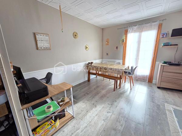 Pavillon de plain pied de 87m² à Sauvigny les Bois
Nichée dans un cadre de campagne, sans vis-à-vis, à proximité du bourg et des services, nous vous présentons cette maison de plain-pied de 87 m² habitables, implantée sur un terrain de 1 080 m², à Sauvigny-les-Bois. Elle propose 4 pièces dont 3 chambres, réparties comme suit : une véranda d'accès, une entrée, un dégagement, une cuisine, un salon-séjour, un wc indépendant, une salle d'eau, ainsi que trois chambres.
En entrant, la véranda avec baie vitrée aluminium dessert une entrée à porte bois 5 points de fermeture, puis un dégagement menant à la cuisine, équipée de 4 meubles bas, d'un plan de travail, de 6 meubles hauts, d'une hotte et d'un four. Vient ensuite un vaste salon-séjour de 27 m², lumineux, agrémenté d'un insert de cheminée et d'une porte-fenêtre avec volet battant. Un wc indépendant et une salle d'eau, avec vasque et colonne de rangement, complètent ce niveau. La maison compte également trois chambres : deux de 10 m² et 13 m², ainsi qu'une troisième de 11 m² avec dressing.
Cette maison bénéficie de deux modes de chauffage : un chauffage au gaz de ville, avec une chaudière de 2021, complété par un insert de cheminée pour les soirées d'hiver au coin du feu. Elle dispose d'huisseries PVC double vitrage, et sa toiture est en tuiles mécaniques béton. Côté assainissement, la maison est raccordée au tout-à-l'égout.
Côté extérieur, profitez d'une véranda d'accueil, d'une grande terrasse avec une partie sous appentis, d'une dépendance de jardin, ainsi que d'un abri de jardin, le tout sur un beau terrain de 1 080 m², sans vis-à-vis..
La maison dispose également d'un parking intérieur, d'un parking extérieur, ainsi que d'un garage de 17 m² avec porte coulissante.
Les plus de cette maison : sa configuration de plain-pied, son double mode de chauffage (gaz de ville et insert de cheminée), son terrain de 1 080 m² sans vis-à-vis dans un cadre de campagne, sa proximité du bourg et des services, sa véranda, son salon séjour avec cheminée, sa cuisine aménagée, ses 3 chambres, son garage de 17 m², ses dépendances et sa terrasse.
Des photos supplémentaires sont disponibles sur BSK IMMOBILIER, rubrique Nos conseillers, Olivier FRESLON.
Pour tout renseignement complémentaire ou pour une visite, contactez-moi.
Une maison de plain-pied au calme de la campagne, à découvrir sans tarder : ne passez pas à côté de cette opportunité à Sauvigny-les-Bois !