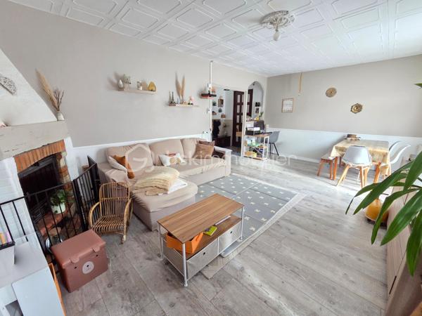 Pavillon de plain pied de 87m² à Sauvigny les Bois
Nichée dans un cadre de campagne, sans vis-à-vis, à proximité du bourg et des services, nous vous présentons cette maison de plain-pied de 87 m² habitables, implantée sur un terrain de 1 080 m², à Sauvigny-les-Bois. Elle propose 4 pièces dont 3 chambres, réparties comme suit : une véranda d'accès, une entrée, un dégagement, une cuisine, un salon-séjour, un wc indépendant, une salle d'eau, ainsi que trois chambres.
En entrant, la véranda avec baie vitrée aluminium dessert une entrée à porte bois 5 points de fermeture, puis un dégagement menant à la cuisine, équipée de 4 meubles bas, d'un plan de travail, de 6 meubles hauts, d'une hotte et d'un four. Vient ensuite un vaste salon-séjour de 27 m², lumineux, agrémenté d'un insert de cheminée et d'une porte-fenêtre avec volet battant. Un wc indépendant et une salle d'eau, avec vasque et colonne de rangement, complètent ce niveau. La maison compte également trois chambres : deux de 10 m² et 13 m², ainsi qu'une troisième de 11 m² avec dressing.
Cette maison bénéficie de deux modes de chauffage : un chauffage au gaz de ville, avec une chaudière de 2021, complété par un insert de cheminée pour les soirées d'hiver au coin du feu. Elle dispose d'huisseries PVC double vitrage, et sa toiture est en tuiles mécaniques béton. Côté assainissement, la maison est raccordée au tout-à-l'égout.
Côté extérieur, profitez d'une véranda d'accueil, d'une grande terrasse avec une partie sous appentis, d'une dépendance de jardin, ainsi que d'un abri de jardin, le tout sur un beau terrain de 1 080 m², sans vis-à-vis..
La maison dispose également d'un parking intérieur, d'un parking extérieur, ainsi que d'un garage de 17 m² avec porte coulissante.
Les plus de cette maison : sa configuration de plain-pied, son double mode de chauffage (gaz de ville et insert de cheminée), son terrain de 1 080 m² sans vis-à-vis dans un cadre de campagne, sa proximité du bourg et des services, sa véranda, son salon séjour avec cheminée, sa cuisine aménagée, ses 3 chambres, son garage de 17 m², ses dépendances et sa terrasse.
Des photos supplémentaires sont disponibles sur BSK IMMOBILIER, rubrique Nos conseillers, Olivier FRESLON.
Pour tout renseignement complémentaire ou pour une visite, contactez-moi.
Une maison de plain-pied au calme de la campagne, à découvrir sans tarder : ne passez pas à côté de cette opportunité à Sauvigny-les-Bois !