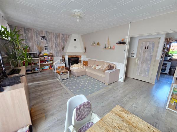 Pavillon de plain pied de 87m² à Sauvigny les Bois
Nichée dans un cadre de campagne, sans vis-à-vis, à proximité du bourg et des services, nous vous présentons cette maison de plain-pied de 87 m² habitables, implantée sur un terrain de 1 080 m², à Sauvigny-les-Bois. Elle propose 4 pièces dont 3 chambres, réparties comme suit : une véranda d'accès, une entrée, un dégagement, une cuisine, un salon-séjour, un wc indépendant, une salle d'eau, ainsi que trois chambres.
En entrant, la véranda avec baie vitrée aluminium dessert une entrée à porte bois 5 points de fermeture, puis un dégagement menant à la cuisine, équipée de 4 meubles bas, d'un plan de travail, de 6 meubles hauts, d'une hotte et d'un four. Vient ensuite un vaste salon-séjour de 27 m², lumineux, agrémenté d'un insert de cheminée et d'une porte-fenêtre avec volet battant. Un wc indépendant et une salle d'eau, avec vasque et colonne de rangement, complètent ce niveau. La maison compte également trois chambres : deux de 10 m² et 13 m², ainsi qu'une troisième de 11 m² avec dressing.
Cette maison bénéficie de deux modes de chauffage : un chauffage au gaz de ville, avec une chaudière de 2021, complété par un insert de cheminée pour les soirées d'hiver au coin du feu. Elle dispose d'huisseries PVC double vitrage, et sa toiture est en tuiles mécaniques béton. Côté assainissement, la maison est raccordée au tout-à-l'égout.
Côté extérieur, profitez d'une véranda d'accueil, d'une grande terrasse avec une partie sous appentis, d'une dépendance de jardin, ainsi que d'un abri de jardin, le tout sur un beau terrain de 1 080 m², sans vis-à-vis..
La maison dispose également d'un parking intérieur, d'un parking extérieur, ainsi que d'un garage de 17 m² avec porte coulissante.
Les plus de cette maison : sa configuration de plain-pied, son double mode de chauffage (gaz de ville et insert de cheminée), son terrain de 1 080 m² sans vis-à-vis dans un cadre de campagne, sa proximité du bourg et des services, sa véranda, son salon séjour avec cheminée, sa cuisine aménagée, ses 3 chambres, son garage de 17 m², ses dépendances et sa terrasse.
Des photos supplémentaires sont disponibles sur BSK IMMOBILIER, rubrique Nos conseillers, Olivier FRESLON.
Pour tout renseignement complémentaire ou pour une visite, contactez-moi.
Une maison de plain-pied au calme de la campagne, à découvrir sans tarder : ne passez pas à côté de cette opportunité à Sauvigny-les-Bois !