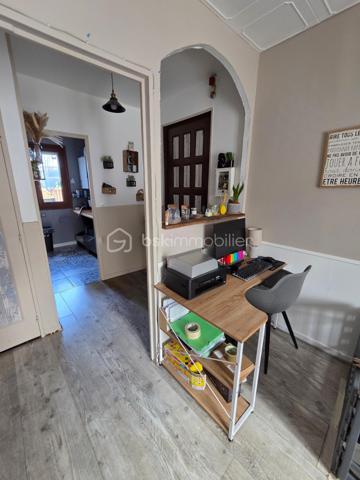 Pavillon de plain pied de 87m² à Sauvigny les Bois
Nichée dans un cadre de campagne, sans vis-à-vis, à proximité du bourg et des services, nous vous présentons cette maison de plain-pied de 87 m² habitables, implantée sur un terrain de 1 080 m², à Sauvigny-les-Bois. Elle propose 4 pièces dont 3 chambres, réparties comme suit : une véranda d'accès, une entrée, un dégagement, une cuisine, un salon-séjour, un wc indépendant, une salle d'eau, ainsi que trois chambres.
En entrant, la véranda avec baie vitrée aluminium dessert une entrée à porte bois 5 points de fermeture, puis un dégagement menant à la cuisine, équipée de 4 meubles bas, d'un plan de travail, de 6 meubles hauts, d'une hotte et d'un four. Vient ensuite un vaste salon-séjour de 27 m², lumineux, agrémenté d'un insert de cheminée et d'une porte-fenêtre avec volet battant. Un wc indépendant et une salle d'eau, avec vasque et colonne de rangement, complètent ce niveau. La maison compte également trois chambres : deux de 10 m² et 13 m², ainsi qu'une troisième de 11 m² avec dressing.
Cette maison bénéficie de deux modes de chauffage : un chauffage au gaz de ville, avec une chaudière de 2021, complété par un insert de cheminée pour les soirées d'hiver au coin du feu. Elle dispose d'huisseries PVC double vitrage, et sa toiture est en tuiles mécaniques béton. Côté assainissement, la maison est raccordée au tout-à-l'égout.
Côté extérieur, profitez d'une véranda d'accueil, d'une grande terrasse avec une partie sous appentis, d'une dépendance de jardin, ainsi que d'un abri de jardin, le tout sur un beau terrain de 1 080 m², sans vis-à-vis..
La maison dispose également d'un parking intérieur, d'un parking extérieur, ainsi que d'un garage de 17 m² avec porte coulissante.
Les plus de cette maison : sa configuration de plain-pied, son double mode de chauffage (gaz de ville et insert de cheminée), son terrain de 1 080 m² sans vis-à-vis dans un cadre de campagne, sa proximité du bourg et des services, sa véranda, son salon séjour avec cheminée, sa cuisine aménagée, ses 3 chambres, son garage de 17 m², ses dépendances et sa terrasse.
Des photos supplémentaires sont disponibles sur BSK IMMOBILIER, rubrique Nos conseillers, Olivier FRESLON.
Pour tout renseignement complémentaire ou pour une visite, contactez-moi.
Une maison de plain-pied au calme de la campagne, à découvrir sans tarder : ne passez pas à côté de cette opportunité à Sauvigny-les-Bois !