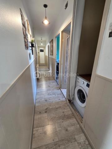Pavillon de plain pied de 87m² à Sauvigny les Bois
Nichée dans un cadre de campagne, sans vis-à-vis, à proximité du bourg et des services, nous vous présentons cette maison de plain-pied de 87 m² habitables, implantée sur un terrain de 1 080 m², à Sauvigny-les-Bois. Elle propose 4 pièces dont 3 chambres, réparties comme suit : une véranda d'accès, une entrée, un dégagement, une cuisine, un salon-séjour, un wc indépendant, une salle d'eau, ainsi que trois chambres.
En entrant, la véranda avec baie vitrée aluminium dessert une entrée à porte bois 5 points de fermeture, puis un dégagement menant à la cuisine, équipée de 4 meubles bas, d'un plan de travail, de 6 meubles hauts, d'une hotte et d'un four. Vient ensuite un vaste salon-séjour de 27 m², lumineux, agrémenté d'un insert de cheminée et d'une porte-fenêtre avec volet battant. Un wc indépendant et une salle d'eau, avec vasque et colonne de rangement, complètent ce niveau. La maison compte également trois chambres : deux de 10 m² et 13 m², ainsi qu'une troisième de 11 m² avec dressing.
Cette maison bénéficie de deux modes de chauffage : un chauffage au gaz de ville, avec une chaudière de 2021, complété par un insert de cheminée pour les soirées d'hiver au coin du feu. Elle dispose d'huisseries PVC double vitrage, et sa toiture est en tuiles mécaniques béton. Côté assainissement, la maison est raccordée au tout-à-l'égout.
Côté extérieur, profitez d'une véranda d'accueil, d'une grande terrasse avec une partie sous appentis, d'une dépendance de jardin, ainsi que d'un abri de jardin, le tout sur un beau terrain de 1 080 m², sans vis-à-vis..
La maison dispose également d'un parking intérieur, d'un parking extérieur, ainsi que d'un garage de 17 m² avec porte coulissante.
Les plus de cette maison : sa configuration de plain-pied, son double mode de chauffage (gaz de ville et insert de cheminée), son terrain de 1 080 m² sans vis-à-vis dans un cadre de campagne, sa proximité du bourg et des services, sa véranda, son salon séjour avec cheminée, sa cuisine aménagée, ses 3 chambres, son garage de 17 m², ses dépendances et sa terrasse.
Des photos supplémentaires sont disponibles sur BSK IMMOBILIER, rubrique Nos conseillers, Olivier FRESLON.
Pour tout renseignement complémentaire ou pour une visite, contactez-moi.
Une maison de plain-pied au calme de la campagne, à découvrir sans tarder : ne passez pas à côté de cette opportunité à Sauvigny-les-Bois !