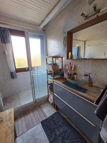 Pavillon de plain pied de 87m² à Sauvigny les Bois
Nichée dans un cadre de campagne, sans vis-à-vis, à proximité du bourg et des services, nous vous présentons cette maison de plain-pied de 87 m² habitables, implantée sur un terrain de 1 080 m², à Sauvigny-les-Bois. Elle propose 4 pièces dont 3 chambres, réparties comme suit : une véranda d'accès, une entrée, un dégagement, une cuisine, un salon-séjour, un wc indépendant, une salle d'eau, ainsi que trois chambres.
En entrant, la véranda avec baie vitrée aluminium dessert une entrée à porte bois 5 points de fermeture, puis un dégagement menant à la cuisine, équipée de 4 meubles bas, d'un plan de travail, de 6 meubles hauts, d'une hotte et d'un four. Vient ensuite un vaste salon-séjour de 27 m², lumineux, agrémenté d'un insert de cheminée et d'une porte-fenêtre avec volet battant. Un wc indépendant et une salle d'eau, avec vasque et colonne de rangement, complètent ce niveau. La maison compte également trois chambres : deux de 10 m² et 13 m², ainsi qu'une troisième de 11 m² avec dressing.
Cette maison bénéficie de deux modes de chauffage : un chauffage au gaz de ville, avec une chaudière de 2021, complété par un insert de cheminée pour les soirées d'hiver au coin du feu. Elle dispose d'huisseries PVC double vitrage, et sa toiture est en tuiles mécaniques béton. Côté assainissement, la maison est raccordée au tout-à-l'égout.
Côté extérieur, profitez d'une véranda d'accueil, d'une grande terrasse avec une partie sous appentis, d'une dépendance de jardin, ainsi que d'un abri de jardin, le tout sur un beau terrain de 1 080 m², sans vis-à-vis..
La maison dispose également d'un parking intérieur, d'un parking extérieur, ainsi que d'un garage de 17 m² avec porte coulissante.
Les plus de cette maison : sa configuration de plain-pied, son double mode de chauffage (gaz de ville et insert de cheminée), son terrain de 1 080 m² sans vis-à-vis dans un cadre de campagne, sa proximité du bourg et des services, sa véranda, son salon séjour avec cheminée, sa cuisine aménagée, ses 3 chambres, son garage de 17 m², ses dépendances et sa terrasse.
Des photos supplémentaires sont disponibles sur BSK IMMOBILIER, rubrique Nos conseillers, Olivier FRESLON.
Pour tout renseignement complémentaire ou pour une visite, contactez-moi.
Une maison de plain-pied au calme de la campagne, à découvrir sans tarder : ne passez pas à côté de cette opportunité à Sauvigny-les-Bois !