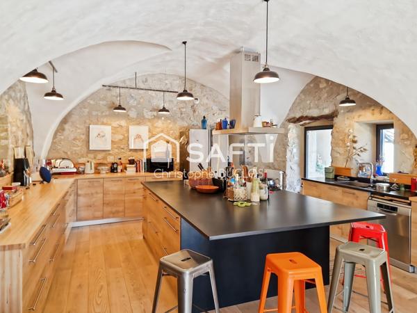 Authentique bastide provençale avec gîtes indépendants.