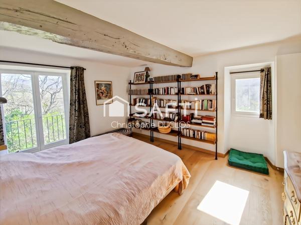 Authentique bastide provençale avec gîtes indépendants.