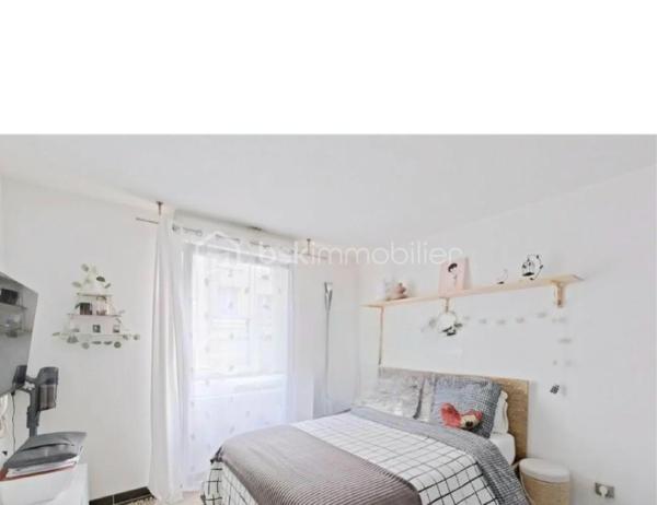 Opportunité à saisir
Idéalement situé à seulement 3 minutes à pied de la gare RER A et des arrêts de bus, ce studio en rez-de-chaussée de 19 m², bien agencé, se compose de :

•Une entrée avec placard,

•Une salle de bains avec baignoire,

•Un coin cuisine fonctionnel,

En sous-sol, vous profiterez de prestations supplémentaires :

•Une laverie automatique,

•Une cave privative,

•Une place de parking.

Commodités à proximité : écoles (maternelle, collège, lycée), commerces (boulangeries, Carrefour Market, etc.).

Idéal investisseur : le bien est vendu loué, ce qui assure une rentabilité immédiate.
Venez vite découvrir ce bien, c'est le dernier disponible à Bussy-Saint-Georges
Raoul GALULA  Tel :  0629465534