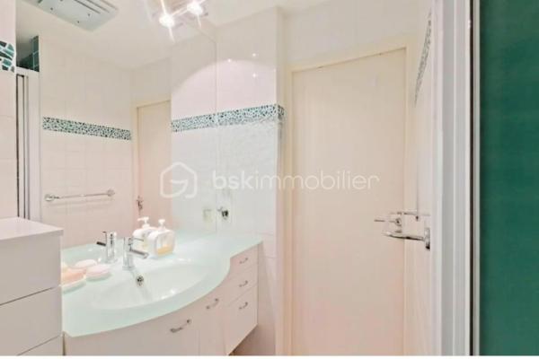 Opportunité à saisir
Idéalement situé à seulement 3 minutes à pied de la gare RER A et des arrêts de bus, ce studio en rez-de-chaussée de 19 m², bien agencé, se compose de :

•Une entrée avec placard,

•Une salle de bains avec baignoire,

•Un coin cuisine fonctionnel,

En sous-sol, vous profiterez de prestations supplémentaires :

•Une laverie automatique,

•Une cave privative,

•Une place de parking.

Commodités à proximité : écoles (maternelle, collège, lycée), commerces (boulangeries, Carrefour Market, etc.).

Idéal investisseur : le bien est vendu loué, ce qui assure une rentabilité immédiate.
Venez vite découvrir ce bien, c'est le dernier disponible à Bussy-Saint-Georges
Raoul GALULA  Tel :  0629465534