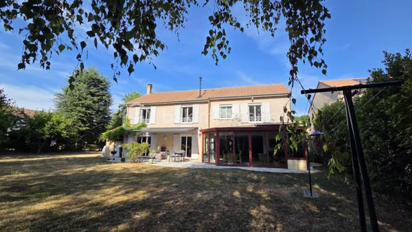 EN EXCLUSIVITE 
SITUEE dans le très recherché QUARTIER DU POIRIER, au CALME tout en étant à proximité immédiate des commodités, cette ELEGANTE MAISON DE STANDING de 190 M2 saura vous séduire par ses volumes généreux, sa LUMINOSITE et la QUALITE DE SES PRESTATIONS.

Dès l'entrée, vous serez séduit par sa magnifique PIECE DE VIE TRAVERSANTE , BAIGNEE de LUMIERE NATURELLE .
Celle-ci se compose d'un VASTE SALON-SEJOUR avec un poêle à granulés, d'une BELLE CUISINE aménagée et entièrement équipée ouverte sur une AGREABLE VERANDA offrant un prolongement de l'espace de vie avec une vue dégagée sur le jardin. Une buanderie avec accès au garage ainsi qu'un WC indépendant.

A l'étage, un grand palier offre de nombreuses possibilités d'aménagement, actuellement en bureau, il peut de transformer en salle de jeux, bibliothèque et pourquoi pas en chambre supplémentaire.
L'espace nuit se compose de 4 CHAMBRES DONT UNE SUITE PARENTALE avec son dressing et sa Salle de Bains avec une douche, ainsi qu'un WC indépendant.

Coté exterieur, vous profiterez d'un grand JARDIN  de 1 300 M2 entièrement CLOS ET SANS AUCUN VIS A VIS, véritable havre de paix, idéal pour partager des moments en famille ou entre amis.

Un double garage vient compléter les prestations de cette propriété, alliant confort, fonctionnalité et qualité de vie.

SPACIEUSE - LUMINEUSE et PARFAITEMENT ENTRETENUE, cette maison réunit tous les atouts pour accueillir une FAMILLE EN QUETE d'un CADRE DE VIE PRIVILEGIE.

UNE opportunité rare sur le secteur ..........  A DECOUVRIR SANS TARDER

Fenêtre double vitrage Aluminium
Pompe à chaleur Air/Air
Porte de garage motorisée ( Juillet 2026)
Store banne ( Juillet 2026)
Store sur véranda isolant
Adoucisseur d'eau