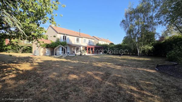 EN EXCLUSIVITE 
SITUEE dans le très recherché QUARTIER DU POIRIER, au CALME tout en étant à proximité immédiate des commodités, cette ELEGANTE MAISON DE STANDING de 190 M2 saura vous séduire par ses volumes généreux, sa LUMINOSITE et la QUALITE DE SES PRESTATIONS.

Dès l'entrée, vous serez séduit par sa magnifique PIECE DE VIE TRAVERSANTE , BAIGNEE de LUMIERE NATURELLE .
Celle-ci se compose d'un VASTE SALON-SEJOUR avec un poêle à granulés, d'une BELLE CUISINE aménagée et entièrement équipée ouverte sur une AGREABLE VERANDA offrant un prolongement de l'espace de vie avec une vue dégagée sur le jardin. Une buanderie avec accès au garage ainsi qu'un WC indépendant.

A l'étage, un grand palier offre de nombreuses possibilités d'aménagement, actuellement en bureau, il peut de transformer en salle de jeux, bibliothèque et pourquoi pas en chambre supplémentaire.
L'espace nuit se compose de 4 CHAMBRES DONT UNE SUITE PARENTALE avec son dressing et sa Salle de Bains avec une douche, ainsi qu'un WC indépendant.

Coté exterieur, vous profiterez d'un grand JARDIN  de 1 300 M2 entièrement CLOS ET SANS AUCUN VIS A VIS, véritable havre de paix, idéal pour partager des moments en famille ou entre amis.

Un double garage vient compléter les prestations de cette propriété, alliant confort, fonctionnalité et qualité de vie.

SPACIEUSE - LUMINEUSE et PARFAITEMENT ENTRETENUE, cette maison réunit tous les atouts pour accueillir une FAMILLE EN QUETE d'un CADRE DE VIE PRIVILEGIE.

UNE opportunité rare sur le secteur ..........  A DECOUVRIR SANS TARDER

Fenêtre double vitrage Aluminium
Pompe à chaleur Air/Air
Porte de garage motorisée ( Juillet 2026)
Store banne ( Juillet 2026)
Store sur véranda isolant
Adoucisseur d'eau