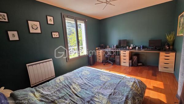 EN EXCLUSIVITE 
SITUEE dans le très recherché QUARTIER DU POIRIER, au CALME tout en étant à proximité immédiate des commodités, cette ELEGANTE MAISON DE STANDING de 190 M2 saura vous séduire par ses volumes généreux, sa LUMINOSITE et la QUALITE DE SES PRESTATIONS.

Dès l'entrée, vous serez séduit par sa magnifique PIECE DE VIE TRAVERSANTE , BAIGNEE de LUMIERE NATURELLE .
Celle-ci se compose d'un VASTE SALON-SEJOUR avec un poêle à granulés, d'une BELLE CUISINE aménagée et entièrement équipée ouverte sur une AGREABLE VERANDA offrant un prolongement de l'espace de vie avec une vue dégagée sur le jardin. Une buanderie avec accès au garage ainsi qu'un WC indépendant.

A l'étage, un grand palier offre de nombreuses possibilités d'aménagement, actuellement en bureau, il peut de transformer en salle de jeux, bibliothèque et pourquoi pas en chambre supplémentaire.
L'espace nuit se compose de 4 CHAMBRES DONT UNE SUITE PARENTALE avec son dressing et sa Salle de Bains avec une douche, ainsi qu'un WC indépendant.

Coté exterieur, vous profiterez d'un grand JARDIN  de 1 300 M2 entièrement CLOS ET SANS AUCUN VIS A VIS, véritable havre de paix, idéal pour partager des moments en famille ou entre amis.

Un double garage vient compléter les prestations de cette propriété, alliant confort, fonctionnalité et qualité de vie.

SPACIEUSE - LUMINEUSE et PARFAITEMENT ENTRETENUE, cette maison réunit tous les atouts pour accueillir une FAMILLE EN QUETE d'un CADRE DE VIE PRIVILEGIE.

UNE opportunité rare sur le secteur ..........  A DECOUVRIR SANS TARDER

Fenêtre double vitrage Aluminium
Pompe à chaleur Air/Air
Porte de garage motorisée ( Juillet 2026)
Store banne ( Juillet 2026)
Store sur véranda isolant
Adoucisseur d'eau