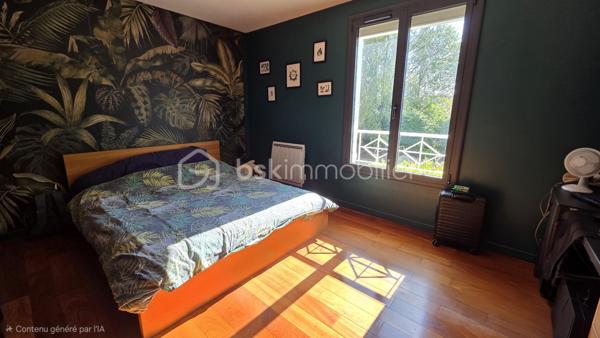 EN EXCLUSIVITE 
SITUEE dans le très recherché QUARTIER DU POIRIER, au CALME tout en étant à proximité immédiate des commodités, cette ELEGANTE MAISON DE STANDING de 190 M2 saura vous séduire par ses volumes généreux, sa LUMINOSITE et la QUALITE DE SES PRESTATIONS.

Dès l'entrée, vous serez séduit par sa magnifique PIECE DE VIE TRAVERSANTE , BAIGNEE de LUMIERE NATURELLE .
Celle-ci se compose d'un VASTE SALON-SEJOUR avec un poêle à granulés, d'une BELLE CUISINE aménagée et entièrement équipée ouverte sur une AGREABLE VERANDA offrant un prolongement de l'espace de vie avec une vue dégagée sur le jardin. Une buanderie avec accès au garage ainsi qu'un WC indépendant.

A l'étage, un grand palier offre de nombreuses possibilités d'aménagement, actuellement en bureau, il peut de transformer en salle de jeux, bibliothèque et pourquoi pas en chambre supplémentaire.
L'espace nuit se compose de 4 CHAMBRES DONT UNE SUITE PARENTALE avec son dressing et sa Salle de Bains avec une douche, ainsi qu'un WC indépendant.

Coté exterieur, vous profiterez d'un grand JARDIN  de 1 300 M2 entièrement CLOS ET SANS AUCUN VIS A VIS, véritable havre de paix, idéal pour partager des moments en famille ou entre amis.

Un double garage vient compléter les prestations de cette propriété, alliant confort, fonctionnalité et qualité de vie.

SPACIEUSE - LUMINEUSE et PARFAITEMENT ENTRETENUE, cette maison réunit tous les atouts pour accueillir une FAMILLE EN QUETE d'un CADRE DE VIE PRIVILEGIE.

UNE opportunité rare sur le secteur ..........  A DECOUVRIR SANS TARDER

Fenêtre double vitrage Aluminium
Pompe à chaleur Air/Air
Porte de garage motorisée ( Juillet 2026)
Store banne ( Juillet 2026)
Store sur véranda isolant
Adoucisseur d'eau