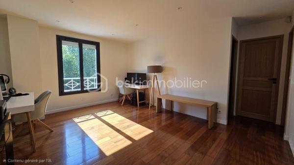 EN EXCLUSIVITE 
SITUEE dans le très recherché QUARTIER DU POIRIER, au CALME tout en étant à proximité immédiate des commodités, cette ELEGANTE MAISON DE STANDING de 190 M2 saura vous séduire par ses volumes généreux, sa LUMINOSITE et la QUALITE DE SES PRESTATIONS.

Dès l'entrée, vous serez séduit par sa magnifique PIECE DE VIE TRAVERSANTE , BAIGNEE de LUMIERE NATURELLE .
Celle-ci se compose d'un VASTE SALON-SEJOUR avec un poêle à granulés, d'une BELLE CUISINE aménagée et entièrement équipée ouverte sur une AGREABLE VERANDA offrant un prolongement de l'espace de vie avec une vue dégagée sur le jardin. Une buanderie avec accès au garage ainsi qu'un WC indépendant.

A l'étage, un grand palier offre de nombreuses possibilités d'aménagement, actuellement en bureau, il peut de transformer en salle de jeux, bibliothèque et pourquoi pas en chambre supplémentaire.
L'espace nuit se compose de 4 CHAMBRES DONT UNE SUITE PARENTALE avec son dressing et sa Salle de Bains avec une douche, ainsi qu'un WC indépendant.

Coté exterieur, vous profiterez d'un grand JARDIN  de 1 300 M2 entièrement CLOS ET SANS AUCUN VIS A VIS, véritable havre de paix, idéal pour partager des moments en famille ou entre amis.

Un double garage vient compléter les prestations de cette propriété, alliant confort, fonctionnalité et qualité de vie.

SPACIEUSE - LUMINEUSE et PARFAITEMENT ENTRETENUE, cette maison réunit tous les atouts pour accueillir une FAMILLE EN QUETE d'un CADRE DE VIE PRIVILEGIE.

UNE opportunité rare sur le secteur ..........  A DECOUVRIR SANS TARDER

Fenêtre double vitrage Aluminium
Pompe à chaleur Air/Air
Porte de garage motorisée ( Juillet 2026)
Store banne ( Juillet 2026)
Store sur véranda isolant
Adoucisseur d'eau
