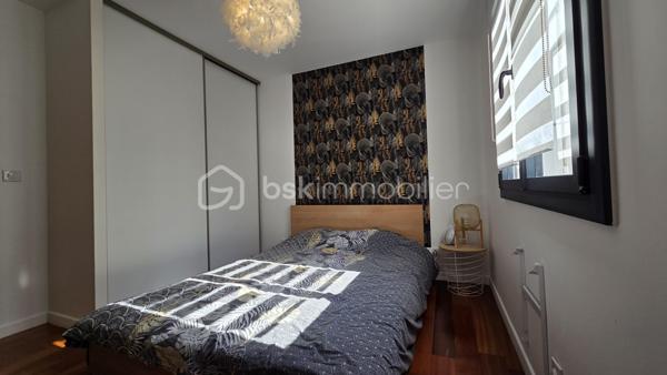 EN EXCLUSIVITE 
SITUEE dans le très recherché QUARTIER DU POIRIER, au CALME tout en étant à proximité immédiate des commodités, cette ELEGANTE MAISON DE STANDING de 190 M2 saura vous séduire par ses volumes généreux, sa LUMINOSITE et la QUALITE DE SES PRESTATIONS.

Dès l'entrée, vous serez séduit par sa magnifique PIECE DE VIE TRAVERSANTE , BAIGNEE de LUMIERE NATURELLE .
Celle-ci se compose d'un VASTE SALON-SEJOUR avec un poêle à granulés, d'une BELLE CUISINE aménagée et entièrement équipée ouverte sur une AGREABLE VERANDA offrant un prolongement de l'espace de vie avec une vue dégagée sur le jardin. Une buanderie avec accès au garage ainsi qu'un WC indépendant.

A l'étage, un grand palier offre de nombreuses possibilités d'aménagement, actuellement en bureau, il peut de transformer en salle de jeux, bibliothèque et pourquoi pas en chambre supplémentaire.
L'espace nuit se compose de 4 CHAMBRES DONT UNE SUITE PARENTALE avec son dressing et sa Salle de Bains avec une douche, ainsi qu'un WC indépendant.

Coté exterieur, vous profiterez d'un grand JARDIN  de 1 300 M2 entièrement CLOS ET SANS AUCUN VIS A VIS, véritable havre de paix, idéal pour partager des moments en famille ou entre amis.

Un double garage vient compléter les prestations de cette propriété, alliant confort, fonctionnalité et qualité de vie.

SPACIEUSE - LUMINEUSE et PARFAITEMENT ENTRETENUE, cette maison réunit tous les atouts pour accueillir une FAMILLE EN QUETE d'un CADRE DE VIE PRIVILEGIE.

UNE opportunité rare sur le secteur ..........  A DECOUVRIR SANS TARDER

Fenêtre double vitrage Aluminium
Pompe à chaleur Air/Air
Porte de garage motorisée ( Juillet 2026)
Store banne ( Juillet 2026)
Store sur véranda isolant
Adoucisseur d'eau