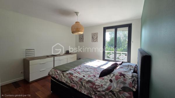 EN EXCLUSIVITE 
SITUEE dans le très recherché QUARTIER DU POIRIER, au CALME tout en étant à proximité immédiate des commodités, cette ELEGANTE MAISON DE STANDING de 190 M2 saura vous séduire par ses volumes généreux, sa LUMINOSITE et la QUALITE DE SES PRESTATIONS.

Dès l'entrée, vous serez séduit par sa magnifique PIECE DE VIE TRAVERSANTE , BAIGNEE de LUMIERE NATURELLE .
Celle-ci se compose d'un VASTE SALON-SEJOUR avec un poêle à granulés, d'une BELLE CUISINE aménagée et entièrement équipée ouverte sur une AGREABLE VERANDA offrant un prolongement de l'espace de vie avec une vue dégagée sur le jardin. Une buanderie avec accès au garage ainsi qu'un WC indépendant.

A l'étage, un grand palier offre de nombreuses possibilités d'aménagement, actuellement en bureau, il peut de transformer en salle de jeux, bibliothèque et pourquoi pas en chambre supplémentaire.
L'espace nuit se compose de 4 CHAMBRES DONT UNE SUITE PARENTALE avec son dressing et sa Salle de Bains avec une douche, ainsi qu'un WC indépendant.

Coté exterieur, vous profiterez d'un grand JARDIN  de 1 300 M2 entièrement CLOS ET SANS AUCUN VIS A VIS, véritable havre de paix, idéal pour partager des moments en famille ou entre amis.

Un double garage vient compléter les prestations de cette propriété, alliant confort, fonctionnalité et qualité de vie.

SPACIEUSE - LUMINEUSE et PARFAITEMENT ENTRETENUE, cette maison réunit tous les atouts pour accueillir une FAMILLE EN QUETE d'un CADRE DE VIE PRIVILEGIE.

UNE opportunité rare sur le secteur ..........  A DECOUVRIR SANS TARDER

Fenêtre double vitrage Aluminium
Pompe à chaleur Air/Air
Porte de garage motorisée ( Juillet 2026)
Store banne ( Juillet 2026)
Store sur véranda isolant
Adoucisseur d'eau