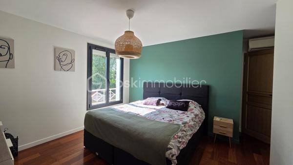 EN EXCLUSIVITE 
SITUEE dans le très recherché QUARTIER DU POIRIER, au CALME tout en étant à proximité immédiate des commodités, cette ELEGANTE MAISON DE STANDING de 190 M2 saura vous séduire par ses volumes généreux, sa LUMINOSITE et la QUALITE DE SES PRESTATIONS.

Dès l'entrée, vous serez séduit par sa magnifique PIECE DE VIE TRAVERSANTE , BAIGNEE de LUMIERE NATURELLE .
Celle-ci se compose d'un VASTE SALON-SEJOUR avec un poêle à granulés, d'une BELLE CUISINE aménagée et entièrement équipée ouverte sur une AGREABLE VERANDA offrant un prolongement de l'espace de vie avec une vue dégagée sur le jardin. Une buanderie avec accès au garage ainsi qu'un WC indépendant.

A l'étage, un grand palier offre de nombreuses possibilités d'aménagement, actuellement en bureau, il peut de transformer en salle de jeux, bibliothèque et pourquoi pas en chambre supplémentaire.
L'espace nuit se compose de 4 CHAMBRES DONT UNE SUITE PARENTALE avec son dressing et sa Salle de Bains avec une douche, ainsi qu'un WC indépendant.

Coté exterieur, vous profiterez d'un grand JARDIN  de 1 300 M2 entièrement CLOS ET SANS AUCUN VIS A VIS, véritable havre de paix, idéal pour partager des moments en famille ou entre amis.

Un double garage vient compléter les prestations de cette propriété, alliant confort, fonctionnalité et qualité de vie.

SPACIEUSE - LUMINEUSE et PARFAITEMENT ENTRETENUE, cette maison réunit tous les atouts pour accueillir une FAMILLE EN QUETE d'un CADRE DE VIE PRIVILEGIE.

UNE opportunité rare sur le secteur ..........  A DECOUVRIR SANS TARDER

Fenêtre double vitrage Aluminium
Pompe à chaleur Air/Air
Porte de garage motorisée ( Juillet 2026)
Store banne ( Juillet 2026)
Store sur véranda isolant
Adoucisseur d'eau