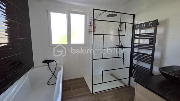 EN EXCLUSIVITE 
SITUEE dans le très recherché QUARTIER DU POIRIER, au CALME tout en étant à proximité immédiate des commodités, cette ELEGANTE MAISON DE STANDING de 190 M2 saura vous séduire par ses volumes généreux, sa LUMINOSITE et la QUALITE DE SES PRESTATIONS.

Dès l'entrée, vous serez séduit par sa magnifique PIECE DE VIE TRAVERSANTE , BAIGNEE de LUMIERE NATURELLE .
Celle-ci se compose d'un VASTE SALON-SEJOUR avec un poêle à granulés, d'une BELLE CUISINE aménagée et entièrement équipée ouverte sur une AGREABLE VERANDA offrant un prolongement de l'espace de vie avec une vue dégagée sur le jardin. Une buanderie avec accès au garage ainsi qu'un WC indépendant.

A l'étage, un grand palier offre de nombreuses possibilités d'aménagement, actuellement en bureau, il peut de transformer en salle de jeux, bibliothèque et pourquoi pas en chambre supplémentaire.
L'espace nuit se compose de 4 CHAMBRES DONT UNE SUITE PARENTALE avec son dressing et sa Salle de Bains avec une douche, ainsi qu'un WC indépendant.

Coté exterieur, vous profiterez d'un grand JARDIN  de 1 300 M2 entièrement CLOS ET SANS AUCUN VIS A VIS, véritable havre de paix, idéal pour partager des moments en famille ou entre amis.

Un double garage vient compléter les prestations de cette propriété, alliant confort, fonctionnalité et qualité de vie.

SPACIEUSE - LUMINEUSE et PARFAITEMENT ENTRETENUE, cette maison réunit tous les atouts pour accueillir une FAMILLE EN QUETE d'un CADRE DE VIE PRIVILEGIE.

UNE opportunité rare sur le secteur ..........  A DECOUVRIR SANS TARDER

Fenêtre double vitrage Aluminium
Pompe à chaleur Air/Air
Porte de garage motorisée ( Juillet 2026)
Store banne ( Juillet 2026)
Store sur véranda isolant
Adoucisseur d'eau