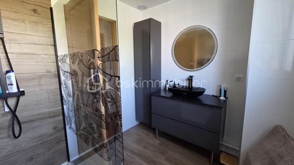 EN EXCLUSIVITE 
SITUEE dans le très recherché QUARTIER DU POIRIER, au CALME tout en étant à proximité immédiate des commodités, cette ELEGANTE MAISON DE STANDING de 190 M2 saura vous séduire par ses volumes généreux, sa LUMINOSITE et la QUALITE DE SES PRESTATIONS.

Dès l'entrée, vous serez séduit par sa magnifique PIECE DE VIE TRAVERSANTE , BAIGNEE de LUMIERE NATURELLE .
Celle-ci se compose d'un VASTE SALON-SEJOUR avec un poêle à granulés, d'une BELLE CUISINE aménagée et entièrement équipée ouverte sur une AGREABLE VERANDA offrant un prolongement de l'espace de vie avec une vue dégagée sur le jardin. Une buanderie avec accès au garage ainsi qu'un WC indépendant.

A l'étage, un grand palier offre de nombreuses possibilités d'aménagement, actuellement en bureau, il peut de transformer en salle de jeux, bibliothèque et pourquoi pas en chambre supplémentaire.
L'espace nuit se compose de 4 CHAMBRES DONT UNE SUITE PARENTALE avec son dressing et sa Salle de Bains avec une douche, ainsi qu'un WC indépendant.

Coté exterieur, vous profiterez d'un grand JARDIN  de 1 300 M2 entièrement CLOS ET SANS AUCUN VIS A VIS, véritable havre de paix, idéal pour partager des moments en famille ou entre amis.

Un double garage vient compléter les prestations de cette propriété, alliant confort, fonctionnalité et qualité de vie.

SPACIEUSE - LUMINEUSE et PARFAITEMENT ENTRETENUE, cette maison réunit tous les atouts pour accueillir une FAMILLE EN QUETE d'un CADRE DE VIE PRIVILEGIE.

UNE opportunité rare sur le secteur ..........  A DECOUVRIR SANS TARDER

Fenêtre double vitrage Aluminium
Pompe à chaleur Air/Air
Porte de garage motorisée ( Juillet 2026)
Store banne ( Juillet 2026)
Store sur véranda isolant
Adoucisseur d'eau