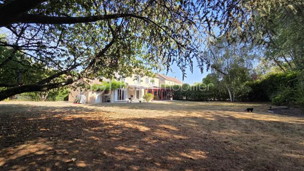 EN EXCLUSIVITE 
SITUEE dans le très recherché QUARTIER DU POIRIER, au CALME tout en étant à proximité immédiate des commodités, cette ELEGANTE MAISON DE STANDING de 190 M2 saura vous séduire par ses volumes généreux, sa LUMINOSITE et la QUALITE DE SES PRESTATIONS.

Dès l'entrée, vous serez séduit par sa magnifique PIECE DE VIE TRAVERSANTE , BAIGNEE de LUMIERE NATURELLE .
Celle-ci se compose d'un VASTE SALON-SEJOUR avec un poêle à granulés, d'une BELLE CUISINE aménagée et entièrement équipée ouverte sur une AGREABLE VERANDA offrant un prolongement de l'espace de vie avec une vue dégagée sur le jardin. Une buanderie avec accès au garage ainsi qu'un WC indépendant.

A l'étage, un grand palier offre de nombreuses possibilités d'aménagement, actuellement en bureau, il peut de transformer en salle de jeux, bibliothèque et pourquoi pas en chambre supplémentaire.
L'espace nuit se compose de 4 CHAMBRES DONT UNE SUITE PARENTALE avec son dressing et sa Salle de Bains avec une douche, ainsi qu'un WC indépendant.

Coté exterieur, vous profiterez d'un grand JARDIN  de 1 300 M2 entièrement CLOS ET SANS AUCUN VIS A VIS, véritable havre de paix, idéal pour partager des moments en famille ou entre amis.

Un double garage vient compléter les prestations de cette propriété, alliant confort, fonctionnalité et qualité de vie.

SPACIEUSE - LUMINEUSE et PARFAITEMENT ENTRETENUE, cette maison réunit tous les atouts pour accueillir une FAMILLE EN QUETE d'un CADRE DE VIE PRIVILEGIE.

UNE opportunité rare sur le secteur ..........  A DECOUVRIR SANS TARDER

Fenêtre double vitrage Aluminium
Pompe à chaleur Air/Air
Porte de garage motorisée ( Juillet 2026)
Store banne ( Juillet 2026)
Store sur véranda isolant
Adoucisseur d'eau