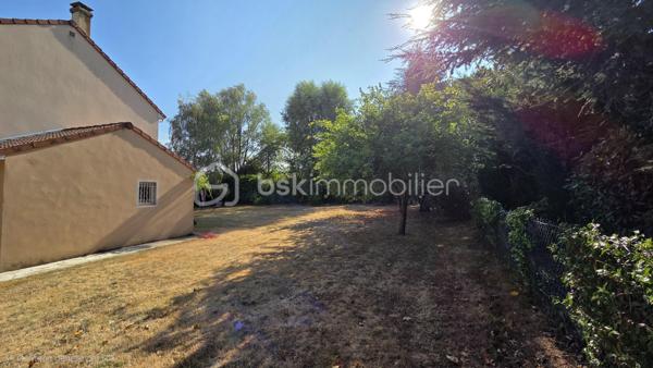 EN EXCLUSIVITE 
SITUEE dans le très recherché QUARTIER DU POIRIER, au CALME tout en étant à proximité immédiate des commodités, cette ELEGANTE MAISON DE STANDING de 190 M2 saura vous séduire par ses volumes généreux, sa LUMINOSITE et la QUALITE DE SES PRESTATIONS.

Dès l'entrée, vous serez séduit par sa magnifique PIECE DE VIE TRAVERSANTE , BAIGNEE de LUMIERE NATURELLE .
Celle-ci se compose d'un VASTE SALON-SEJOUR avec un poêle à granulés, d'une BELLE CUISINE aménagée et entièrement équipée ouverte sur une AGREABLE VERANDA offrant un prolongement de l'espace de vie avec une vue dégagée sur le jardin. Une buanderie avec accès au garage ainsi qu'un WC indépendant.

A l'étage, un grand palier offre de nombreuses possibilités d'aménagement, actuellement en bureau, il peut de transformer en salle de jeux, bibliothèque et pourquoi pas en chambre supplémentaire.
L'espace nuit se compose de 4 CHAMBRES DONT UNE SUITE PARENTALE avec son dressing et sa Salle de Bains avec une douche, ainsi qu'un WC indépendant.

Coté exterieur, vous profiterez d'un grand JARDIN  de 1 300 M2 entièrement CLOS ET SANS AUCUN VIS A VIS, véritable havre de paix, idéal pour partager des moments en famille ou entre amis.

Un double garage vient compléter les prestations de cette propriété, alliant confort, fonctionnalité et qualité de vie.

SPACIEUSE - LUMINEUSE et PARFAITEMENT ENTRETENUE, cette maison réunit tous les atouts pour accueillir une FAMILLE EN QUETE d'un CADRE DE VIE PRIVILEGIE.

UNE opportunité rare sur le secteur ..........  A DECOUVRIR SANS TARDER

Fenêtre double vitrage Aluminium
Pompe à chaleur Air/Air
Porte de garage motorisée ( Juillet 2026)
Store banne ( Juillet 2026)
Store sur véranda isolant
Adoucisseur d'eau