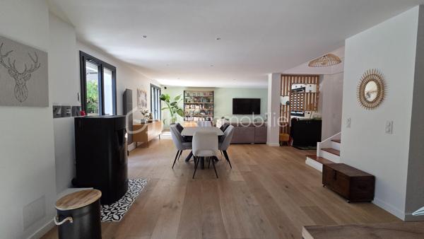 EN EXCLUSIVITE 
SITUEE dans le très recherché QUARTIER DU POIRIER, au CALME tout en étant à proximité immédiate des commodités, cette ELEGANTE MAISON DE STANDING de 190 M2 saura vous séduire par ses volumes généreux, sa LUMINOSITE et la QUALITE DE SES PRESTATIONS.

Dès l'entrée, vous serez séduit par sa magnifique PIECE DE VIE TRAVERSANTE , BAIGNEE de LUMIERE NATURELLE .
Celle-ci se compose d'un VASTE SALON-SEJOUR avec un poêle à granulés, d'une BELLE CUISINE aménagée et entièrement équipée ouverte sur une AGREABLE VERANDA offrant un prolongement de l'espace de vie avec une vue dégagée sur le jardin. Une buanderie avec accès au garage ainsi qu'un WC indépendant.

A l'étage, un grand palier offre de nombreuses possibilités d'aménagement, actuellement en bureau, il peut de transformer en salle de jeux, bibliothèque et pourquoi pas en chambre supplémentaire.
L'espace nuit se compose de 4 CHAMBRES DONT UNE SUITE PARENTALE avec son dressing et sa Salle de Bains avec une douche, ainsi qu'un WC indépendant.

Coté exterieur, vous profiterez d'un grand JARDIN  de 1 300 M2 entièrement CLOS ET SANS AUCUN VIS A VIS, véritable havre de paix, idéal pour partager des moments en famille ou entre amis.

Un double garage vient compléter les prestations de cette propriété, alliant confort, fonctionnalité et qualité de vie.

SPACIEUSE - LUMINEUSE et PARFAITEMENT ENTRETENUE, cette maison réunit tous les atouts pour accueillir une FAMILLE EN QUETE d'un CADRE DE VIE PRIVILEGIE.

UNE opportunité rare sur le secteur ..........  A DECOUVRIR SANS TARDER

Fenêtre double vitrage Aluminium
Pompe à chaleur Air/Air
Porte de garage motorisée ( Juillet 2026)
Store banne ( Juillet 2026)
Store sur véranda isolant
Adoucisseur d'eau