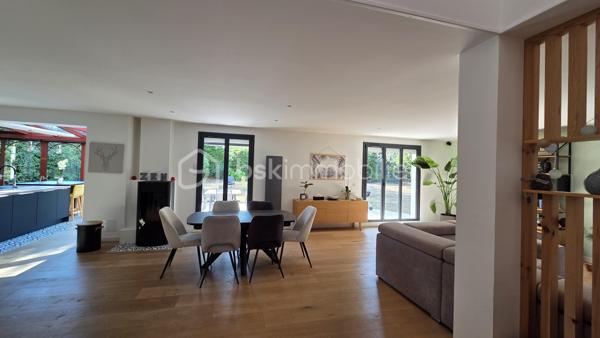 EN EXCLUSIVITE 
SITUEE dans le très recherché QUARTIER DU POIRIER, au CALME tout en étant à proximité immédiate des commodités, cette ELEGANTE MAISON DE STANDING de 190 M2 saura vous séduire par ses volumes généreux, sa LUMINOSITE et la QUALITE DE SES PRESTATIONS.

Dès l'entrée, vous serez séduit par sa magnifique PIECE DE VIE TRAVERSANTE , BAIGNEE de LUMIERE NATURELLE .
Celle-ci se compose d'un VASTE SALON-SEJOUR avec un poêle à granulés, d'une BELLE CUISINE aménagée et entièrement équipée ouverte sur une AGREABLE VERANDA offrant un prolongement de l'espace de vie avec une vue dégagée sur le jardin. Une buanderie avec accès au garage ainsi qu'un WC indépendant.

A l'étage, un grand palier offre de nombreuses possibilités d'aménagement, actuellement en bureau, il peut de transformer en salle de jeux, bibliothèque et pourquoi pas en chambre supplémentaire.
L'espace nuit se compose de 4 CHAMBRES DONT UNE SUITE PARENTALE avec son dressing et sa Salle de Bains avec une douche, ainsi qu'un WC indépendant.

Coté exterieur, vous profiterez d'un grand JARDIN  de 1 300 M2 entièrement CLOS ET SANS AUCUN VIS A VIS, véritable havre de paix, idéal pour partager des moments en famille ou entre amis.

Un double garage vient compléter les prestations de cette propriété, alliant confort, fonctionnalité et qualité de vie.

SPACIEUSE - LUMINEUSE et PARFAITEMENT ENTRETENUE, cette maison réunit tous les atouts pour accueillir une FAMILLE EN QUETE d'un CADRE DE VIE PRIVILEGIE.

UNE opportunité rare sur le secteur ..........  A DECOUVRIR SANS TARDER

Fenêtre double vitrage Aluminium
Pompe à chaleur Air/Air
Porte de garage motorisée ( Juillet 2026)
Store banne ( Juillet 2026)
Store sur véranda isolant
Adoucisseur d'eau