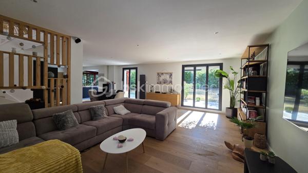 EN EXCLUSIVITE 
SITUEE dans le très recherché QUARTIER DU POIRIER, au CALME tout en étant à proximité immédiate des commodités, cette ELEGANTE MAISON DE STANDING de 190 M2 saura vous séduire par ses volumes généreux, sa LUMINOSITE et la QUALITE DE SES PRESTATIONS.

Dès l'entrée, vous serez séduit par sa magnifique PIECE DE VIE TRAVERSANTE , BAIGNEE de LUMIERE NATURELLE .
Celle-ci se compose d'un VASTE SALON-SEJOUR avec un poêle à granulés, d'une BELLE CUISINE aménagée et entièrement équipée ouverte sur une AGREABLE VERANDA offrant un prolongement de l'espace de vie avec une vue dégagée sur le jardin. Une buanderie avec accès au garage ainsi qu'un WC indépendant.

A l'étage, un grand palier offre de nombreuses possibilités d'aménagement, actuellement en bureau, il peut de transformer en salle de jeux, bibliothèque et pourquoi pas en chambre supplémentaire.
L'espace nuit se compose de 4 CHAMBRES DONT UNE SUITE PARENTALE avec son dressing et sa Salle de Bains avec une douche, ainsi qu'un WC indépendant.

Coté exterieur, vous profiterez d'un grand JARDIN  de 1 300 M2 entièrement CLOS ET SANS AUCUN VIS A VIS, véritable havre de paix, idéal pour partager des moments en famille ou entre amis.

Un double garage vient compléter les prestations de cette propriété, alliant confort, fonctionnalité et qualité de vie.

SPACIEUSE - LUMINEUSE et PARFAITEMENT ENTRETENUE, cette maison réunit tous les atouts pour accueillir une FAMILLE EN QUETE d'un CADRE DE VIE PRIVILEGIE.

UNE opportunité rare sur le secteur ..........  A DECOUVRIR SANS TARDER

Fenêtre double vitrage Aluminium
Pompe à chaleur Air/Air
Porte de garage motorisée ( Juillet 2026)
Store banne ( Juillet 2026)
Store sur véranda isolant
Adoucisseur d'eau