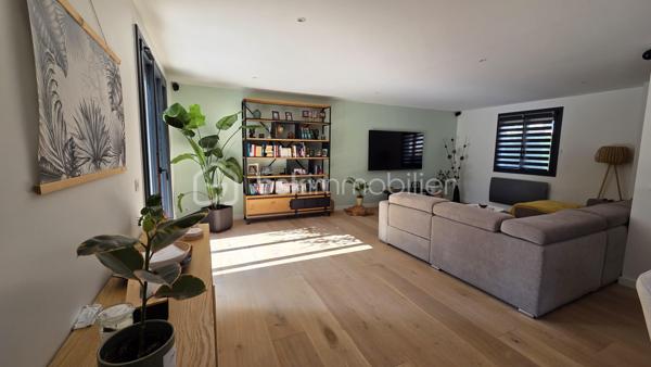 EN EXCLUSIVITE 
SITUEE dans le très recherché QUARTIER DU POIRIER, au CALME tout en étant à proximité immédiate des commodités, cette ELEGANTE MAISON DE STANDING de 190 M2 saura vous séduire par ses volumes généreux, sa LUMINOSITE et la QUALITE DE SES PRESTATIONS.

Dès l'entrée, vous serez séduit par sa magnifique PIECE DE VIE TRAVERSANTE , BAIGNEE de LUMIERE NATURELLE .
Celle-ci se compose d'un VASTE SALON-SEJOUR avec un poêle à granulés, d'une BELLE CUISINE aménagée et entièrement équipée ouverte sur une AGREABLE VERANDA offrant un prolongement de l'espace de vie avec une vue dégagée sur le jardin. Une buanderie avec accès au garage ainsi qu'un WC indépendant.

A l'étage, un grand palier offre de nombreuses possibilités d'aménagement, actuellement en bureau, il peut de transformer en salle de jeux, bibliothèque et pourquoi pas en chambre supplémentaire.
L'espace nuit se compose de 4 CHAMBRES DONT UNE SUITE PARENTALE avec son dressing et sa Salle de Bains avec une douche, ainsi qu'un WC indépendant.

Coté exterieur, vous profiterez d'un grand JARDIN  de 1 300 M2 entièrement CLOS ET SANS AUCUN VIS A VIS, véritable havre de paix, idéal pour partager des moments en famille ou entre amis.

Un double garage vient compléter les prestations de cette propriété, alliant confort, fonctionnalité et qualité de vie.

SPACIEUSE - LUMINEUSE et PARFAITEMENT ENTRETENUE, cette maison réunit tous les atouts pour accueillir une FAMILLE EN QUETE d'un CADRE DE VIE PRIVILEGIE.

UNE opportunité rare sur le secteur ..........  A DECOUVRIR SANS TARDER

Fenêtre double vitrage Aluminium
Pompe à chaleur Air/Air
Porte de garage motorisée ( Juillet 2026)
Store banne ( Juillet 2026)
Store sur véranda isolant
Adoucisseur d'eau