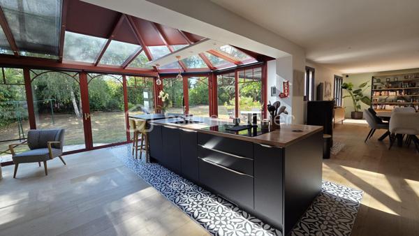 EN EXCLUSIVITE 
SITUEE dans le très recherché QUARTIER DU POIRIER, au CALME tout en étant à proximité immédiate des commodités, cette ELEGANTE MAISON DE STANDING de 190 M2 saura vous séduire par ses volumes généreux, sa LUMINOSITE et la QUALITE DE SES PRESTATIONS.

Dès l'entrée, vous serez séduit par sa magnifique PIECE DE VIE TRAVERSANTE , BAIGNEE de LUMIERE NATURELLE .
Celle-ci se compose d'un VASTE SALON-SEJOUR avec un poêle à granulés, d'une BELLE CUISINE aménagée et entièrement équipée ouverte sur une AGREABLE VERANDA offrant un prolongement de l'espace de vie avec une vue dégagée sur le jardin. Une buanderie avec accès au garage ainsi qu'un WC indépendant.

A l'étage, un grand palier offre de nombreuses possibilités d'aménagement, actuellement en bureau, il peut de transformer en salle de jeux, bibliothèque et pourquoi pas en chambre supplémentaire.
L'espace nuit se compose de 4 CHAMBRES DONT UNE SUITE PARENTALE avec son dressing et sa Salle de Bains avec une douche, ainsi qu'un WC indépendant.

Coté exterieur, vous profiterez d'un grand JARDIN  de 1 300 M2 entièrement CLOS ET SANS AUCUN VIS A VIS, véritable havre de paix, idéal pour partager des moments en famille ou entre amis.

Un double garage vient compléter les prestations de cette propriété, alliant confort, fonctionnalité et qualité de vie.

SPACIEUSE - LUMINEUSE et PARFAITEMENT ENTRETENUE, cette maison réunit tous les atouts pour accueillir une FAMILLE EN QUETE d'un CADRE DE VIE PRIVILEGIE.

UNE opportunité rare sur le secteur ..........  A DECOUVRIR SANS TARDER

Fenêtre double vitrage Aluminium
Pompe à chaleur Air/Air
Porte de garage motorisée ( Juillet 2026)
Store banne ( Juillet 2026)
Store sur véranda isolant
Adoucisseur d'eau