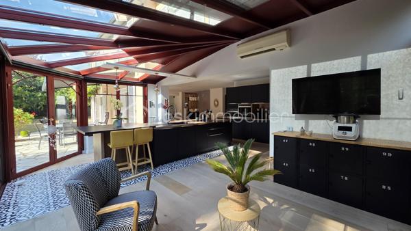 EN EXCLUSIVITE 
SITUEE dans le très recherché QUARTIER DU POIRIER, au CALME tout en étant à proximité immédiate des commodités, cette ELEGANTE MAISON DE STANDING de 190 M2 saura vous séduire par ses volumes généreux, sa LUMINOSITE et la QUALITE DE SES PRESTATIONS.

Dès l'entrée, vous serez séduit par sa magnifique PIECE DE VIE TRAVERSANTE , BAIGNEE de LUMIERE NATURELLE .
Celle-ci se compose d'un VASTE SALON-SEJOUR avec un poêle à granulés, d'une BELLE CUISINE aménagée et entièrement équipée ouverte sur une AGREABLE VERANDA offrant un prolongement de l'espace de vie avec une vue dégagée sur le jardin. Une buanderie avec accès au garage ainsi qu'un WC indépendant.

A l'étage, un grand palier offre de nombreuses possibilités d'aménagement, actuellement en bureau, il peut de transformer en salle de jeux, bibliothèque et pourquoi pas en chambre supplémentaire.
L'espace nuit se compose de 4 CHAMBRES DONT UNE SUITE PARENTALE avec son dressing et sa Salle de Bains avec une douche, ainsi qu'un WC indépendant.

Coté exterieur, vous profiterez d'un grand JARDIN  de 1 300 M2 entièrement CLOS ET SANS AUCUN VIS A VIS, véritable havre de paix, idéal pour partager des moments en famille ou entre amis.

Un double garage vient compléter les prestations de cette propriété, alliant confort, fonctionnalité et qualité de vie.

SPACIEUSE - LUMINEUSE et PARFAITEMENT ENTRETENUE, cette maison réunit tous les atouts pour accueillir une FAMILLE EN QUETE d'un CADRE DE VIE PRIVILEGIE.

UNE opportunité rare sur le secteur ..........  A DECOUVRIR SANS TARDER

Fenêtre double vitrage Aluminium
Pompe à chaleur Air/Air
Porte de garage motorisée ( Juillet 2026)
Store banne ( Juillet 2026)
Store sur véranda isolant
Adoucisseur d'eau