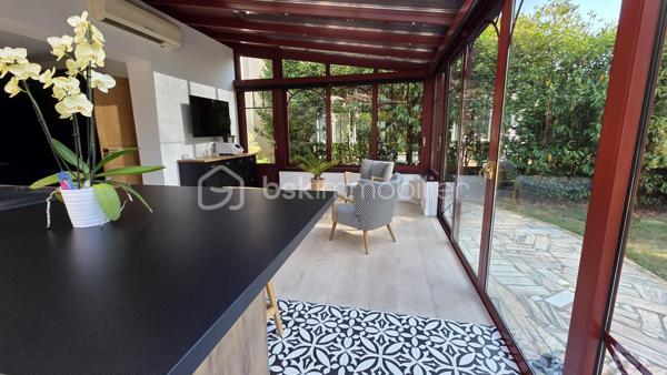EN EXCLUSIVITE 
SITUEE dans le très recherché QUARTIER DU POIRIER, au CALME tout en étant à proximité immédiate des commodités, cette ELEGANTE MAISON DE STANDING de 190 M2 saura vous séduire par ses volumes généreux, sa LUMINOSITE et la QUALITE DE SES PRESTATIONS.

Dès l'entrée, vous serez séduit par sa magnifique PIECE DE VIE TRAVERSANTE , BAIGNEE de LUMIERE NATURELLE .
Celle-ci se compose d'un VASTE SALON-SEJOUR avec un poêle à granulés, d'une BELLE CUISINE aménagée et entièrement équipée ouverte sur une AGREABLE VERANDA offrant un prolongement de l'espace de vie avec une vue dégagée sur le jardin. Une buanderie avec accès au garage ainsi qu'un WC indépendant.

A l'étage, un grand palier offre de nombreuses possibilités d'aménagement, actuellement en bureau, il peut de transformer en salle de jeux, bibliothèque et pourquoi pas en chambre supplémentaire.
L'espace nuit se compose de 4 CHAMBRES DONT UNE SUITE PARENTALE avec son dressing et sa Salle de Bains avec une douche, ainsi qu'un WC indépendant.

Coté exterieur, vous profiterez d'un grand JARDIN  de 1 300 M2 entièrement CLOS ET SANS AUCUN VIS A VIS, véritable havre de paix, idéal pour partager des moments en famille ou entre amis.

Un double garage vient compléter les prestations de cette propriété, alliant confort, fonctionnalité et qualité de vie.

SPACIEUSE - LUMINEUSE et PARFAITEMENT ENTRETENUE, cette maison réunit tous les atouts pour accueillir une FAMILLE EN QUETE d'un CADRE DE VIE PRIVILEGIE.

UNE opportunité rare sur le secteur ..........  A DECOUVRIR SANS TARDER

Fenêtre double vitrage Aluminium
Pompe à chaleur Air/Air
Porte de garage motorisée ( Juillet 2026)
Store banne ( Juillet 2026)
Store sur véranda isolant
Adoucisseur d'eau
