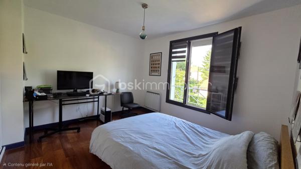 EN EXCLUSIVITE 
SITUEE dans le très recherché QUARTIER DU POIRIER, au CALME tout en étant à proximité immédiate des commodités, cette ELEGANTE MAISON DE STANDING de 190 M2 saura vous séduire par ses volumes généreux, sa LUMINOSITE et la QUALITE DE SES PRESTATIONS.

Dès l'entrée, vous serez séduit par sa magnifique PIECE DE VIE TRAVERSANTE , BAIGNEE de LUMIERE NATURELLE .
Celle-ci se compose d'un VASTE SALON-SEJOUR avec un poêle à granulés, d'une BELLE CUISINE aménagée et entièrement équipée ouverte sur une AGREABLE VERANDA offrant un prolongement de l'espace de vie avec une vue dégagée sur le jardin. Une buanderie avec accès au garage ainsi qu'un WC indépendant.

A l'étage, un grand palier offre de nombreuses possibilités d'aménagement, actuellement en bureau, il peut de transformer en salle de jeux, bibliothèque et pourquoi pas en chambre supplémentaire.
L'espace nuit se compose de 4 CHAMBRES DONT UNE SUITE PARENTALE avec son dressing et sa Salle de Bains avec une douche, ainsi qu'un WC indépendant.

Coté exterieur, vous profiterez d'un grand JARDIN  de 1 300 M2 entièrement CLOS ET SANS AUCUN VIS A VIS, véritable havre de paix, idéal pour partager des moments en famille ou entre amis.

Un double garage vient compléter les prestations de cette propriété, alliant confort, fonctionnalité et qualité de vie.

SPACIEUSE - LUMINEUSE et PARFAITEMENT ENTRETENUE, cette maison réunit tous les atouts pour accueillir une FAMILLE EN QUETE d'un CADRE DE VIE PRIVILEGIE.

UNE opportunité rare sur le secteur ..........  A DECOUVRIR SANS TARDER

Fenêtre double vitrage Aluminium
Pompe à chaleur Air/Air
Porte de garage motorisée ( Juillet 2026)
Store banne ( Juillet 2026)
Store sur véranda isolant
Adoucisseur d'eau