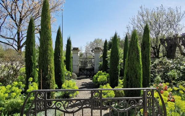 Maison à vendre    9 pièces • 280 m2 Mandres-les-Roses