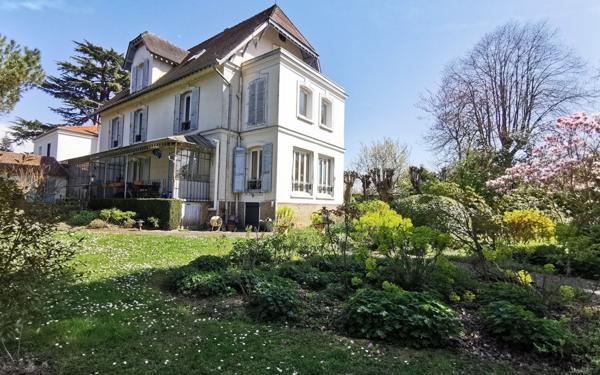 Maison à vendre    9 pièces • 280 m2 Mandres-les-Roses