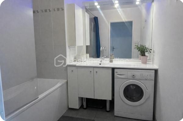 Idéalement situé au 2 étage sur 4  avec ascenseur d’une copropriété parfaitement entretenue et calme, Maryline WAECHTER vous propose ce bel appartement de 73,80 m² ne nécessitants  aucun travaux et se distinguant par la qualité de ses prestations et de son environnement. 

🏠Agencement & prestations intérieures
Entrée  avec un dressing intégré, offrant un premier espace de rangement pratique dès l’accès au logement.
Séjour spacieux et lumineux grâce à de larges fenêtres.

Cuisine ouverte, équipée et aménagée conviviale et fonctionnelle, avec accès direct au balcon.
Deux chambres confortables, offrant des volumes appréciables et des rangements intégrés.
Salle de bain ,WC séparés avec un second dressing, 

Double vitrage  garantissant isolation acoustique et confort thermique.
Chauffage électrique.

🚗Transports & mobilité
Deux places de parking en sous-sol, dont une équipée d’un chargeur pour véhicule électrique, un vrai atout dans un contexte où la mobilité propre est de plus en plus recherchée.

♥️ Emplacement 
L’appartement bénéficie d’une situation très bien desservie, proche de la gare de Mantes ,Station, desservie par le réseau ferroviaire Transilien et à l’avenir par le futur prolongement du RER E jusqu’à Mantes-la-Jolie, prévu entre 2027 et 2029, qui offrira une liaison directe vers Paris et La Défense, améliorant considérablement la mobilité du quotidien.
Les +++++++
Arrêts de bus à proximité, facilitant les déplacements vers les zones commerciales et résidentielles alentours.
Crèches et centre à 5mn à pieds!
SANS TRAVAUX 
TRAIN AXE PARIS  VERNON VAL DE REUIL OISSEL ROUEN