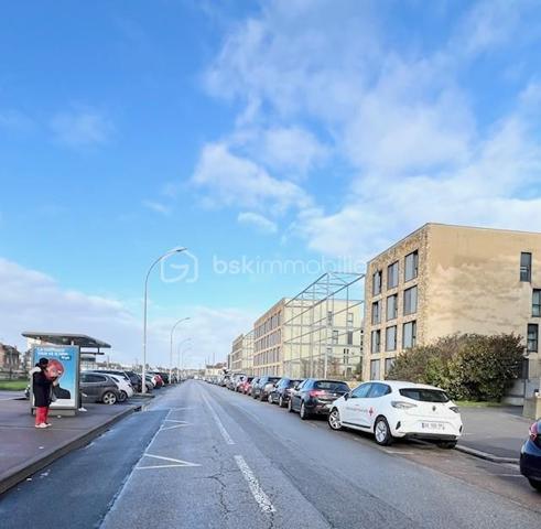 Idéalement situé au 2 étage sur 4  avec ascenseur d’une copropriété parfaitement entretenue et calme, Maryline WAECHTER vous propose ce bel appartement de 73,80 m² ne nécessitants  aucun travaux et se distinguant par la qualité de ses prestations et de son environnement. 

🏠Agencement & prestations intérieures
Entrée  avec un dressing intégré, offrant un premier espace de rangement pratique dès l’accès au logement.
Séjour spacieux et lumineux grâce à de larges fenêtres.

Cuisine ouverte, équipée et aménagée conviviale et fonctionnelle, avec accès direct au balcon.
Deux chambres confortables, offrant des volumes appréciables et des rangements intégrés.
Salle de bain ,WC séparés avec un second dressing, 

Double vitrage  garantissant isolation acoustique et confort thermique.
Chauffage électrique.

🚗Transports & mobilité
Deux places de parking en sous-sol, dont une équipée d’un chargeur pour véhicule électrique, un vrai atout dans un contexte où la mobilité propre est de plus en plus recherchée.

♥️ Emplacement 
L’appartement bénéficie d’une situation très bien desservie, proche de la gare de Mantes ,Station, desservie par le réseau ferroviaire Transilien et à l’avenir par le futur prolongement du RER E jusqu’à Mantes-la-Jolie, prévu entre 2027 et 2029, qui offrira une liaison directe vers Paris et La Défense, améliorant considérablement la mobilité du quotidien.
Les +++++++
Arrêts de bus à proximité, facilitant les déplacements vers les zones commerciales et résidentielles alentours.
Crèches et centre à 5mn à pieds!
SANS TRAVAUX 
TRAIN AXE PARIS  VERNON VAL DE REUIL OISSEL ROUEN