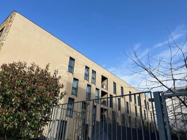 Idéalement situé au 2 étage sur 4  avec ascenseur d’une copropriété parfaitement entretenue et calme, Maryline WAECHTER vous propose ce bel appartement de 73,80 m² ne nécessitants  aucun travaux et se distinguant par la qualité de ses prestations et de son environnement. 

🏠Agencement & prestations intérieures
Entrée  avec un dressing intégré, offrant un premier espace de rangement pratique dès l’accès au logement.
Séjour spacieux et lumineux grâce à de larges fenêtres.

Cuisine ouverte, équipée et aménagée conviviale et fonctionnelle, avec accès direct au balcon.
Deux chambres confortables, offrant des volumes appréciables et des rangements intégrés.
Salle de bain ,WC séparés avec un second dressing, 

Double vitrage  garantissant isolation acoustique et confort thermique.
Chauffage électrique.

🚗Transports & mobilité
Deux places de parking en sous-sol, dont une équipée d’un chargeur pour véhicule électrique, un vrai atout dans un contexte où la mobilité propre est de plus en plus recherchée.

♥️ Emplacement 
L’appartement bénéficie d’une situation très bien desservie, proche de la gare de Mantes ,Station, desservie par le réseau ferroviaire Transilien et à l’avenir par le futur prolongement du RER E jusqu’à Mantes-la-Jolie, prévu entre 2027 et 2029, qui offrira une liaison directe vers Paris et La Défense, améliorant considérablement la mobilité du quotidien.
Les +++++++
Arrêts de bus à proximité, facilitant les déplacements vers les zones commerciales et résidentielles alentours.
Crèches et centre à 5mn à pieds!
SANS TRAVAUX 
TRAIN AXE PARIS  VERNON VAL DE REUIL OISSEL ROUEN