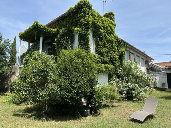 Superbe adresse au Bouscat proche du Parc Bordelais et des commerces pour cette maison de 250m2 avec son grand jardin et son garage