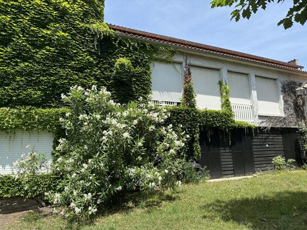 Superbe adresse au Bouscat proche du Parc Bordelais et des commerces pour cette maison de 250m2 avec son grand jardin et son garage
